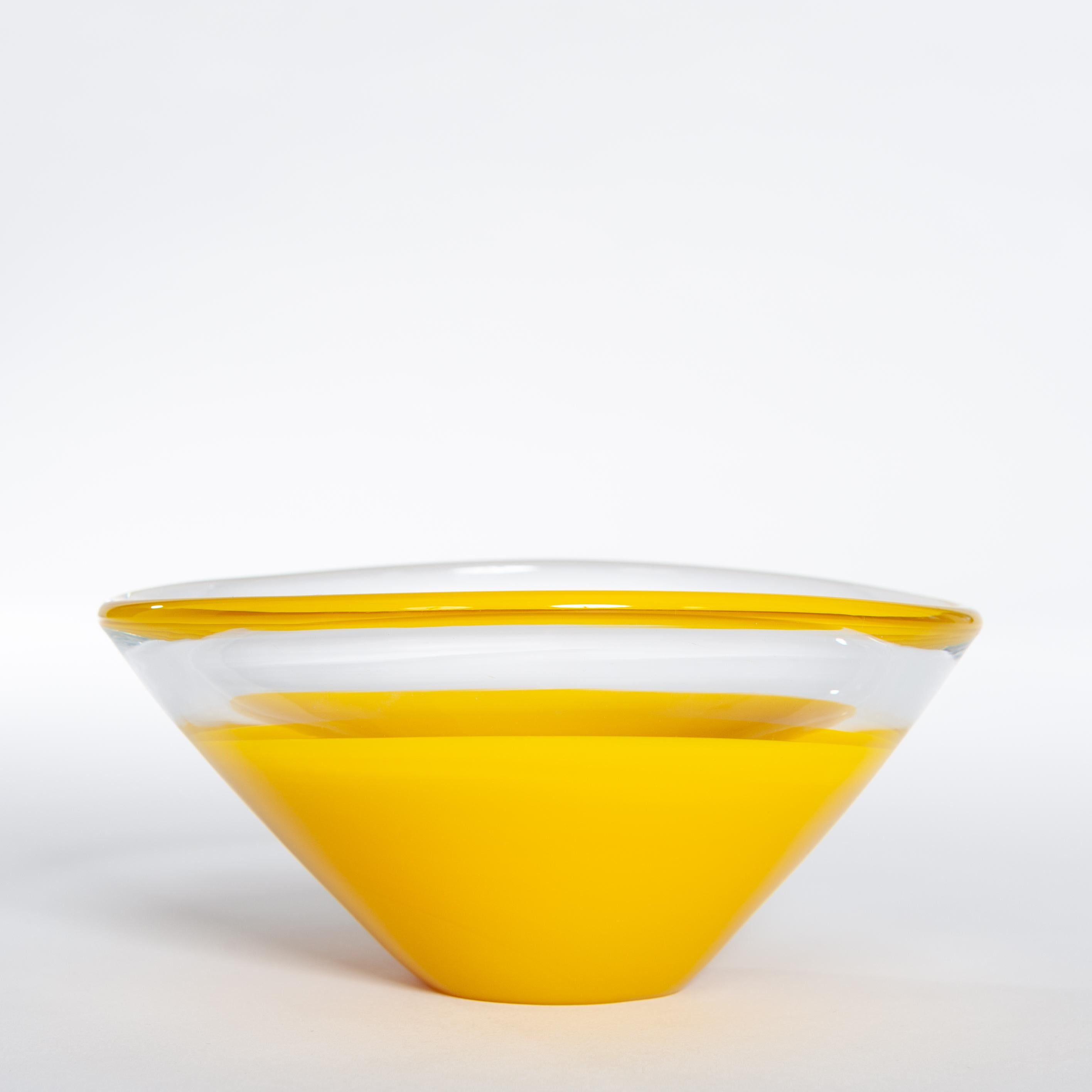 Fait main Bol moderne italien en verre de Murano de couleur jaune signé à la main SALVIATI en vente