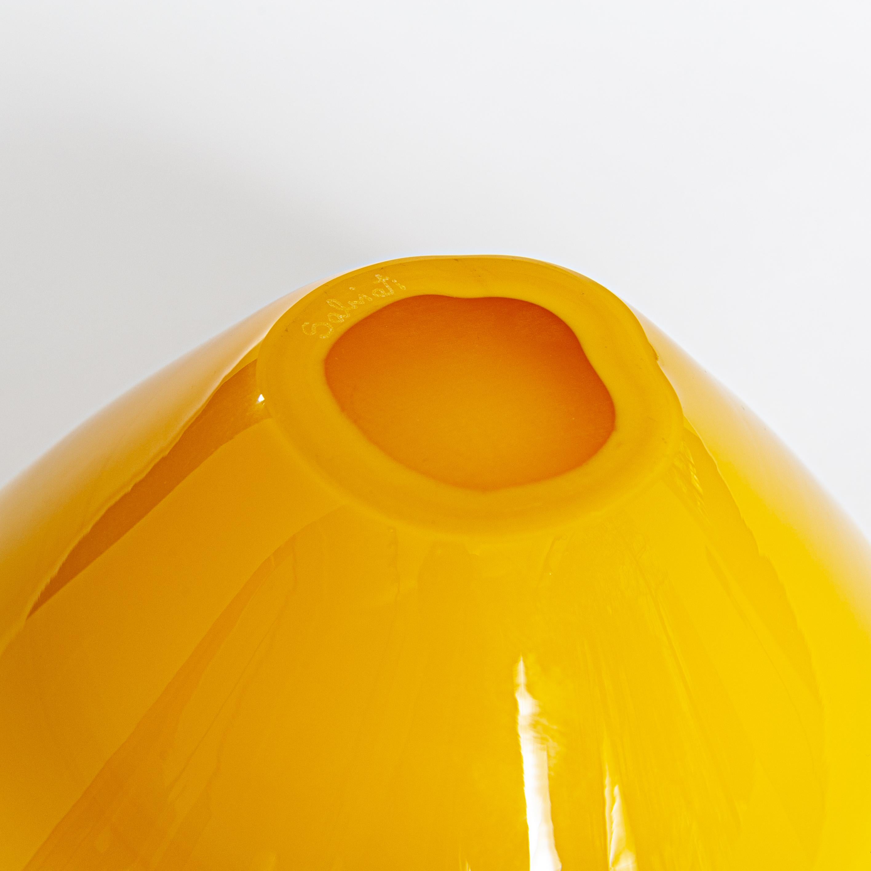 Verre de Murano Bol moderne italien en verre de Murano de couleur jaune signé à la main SALVIATI en vente