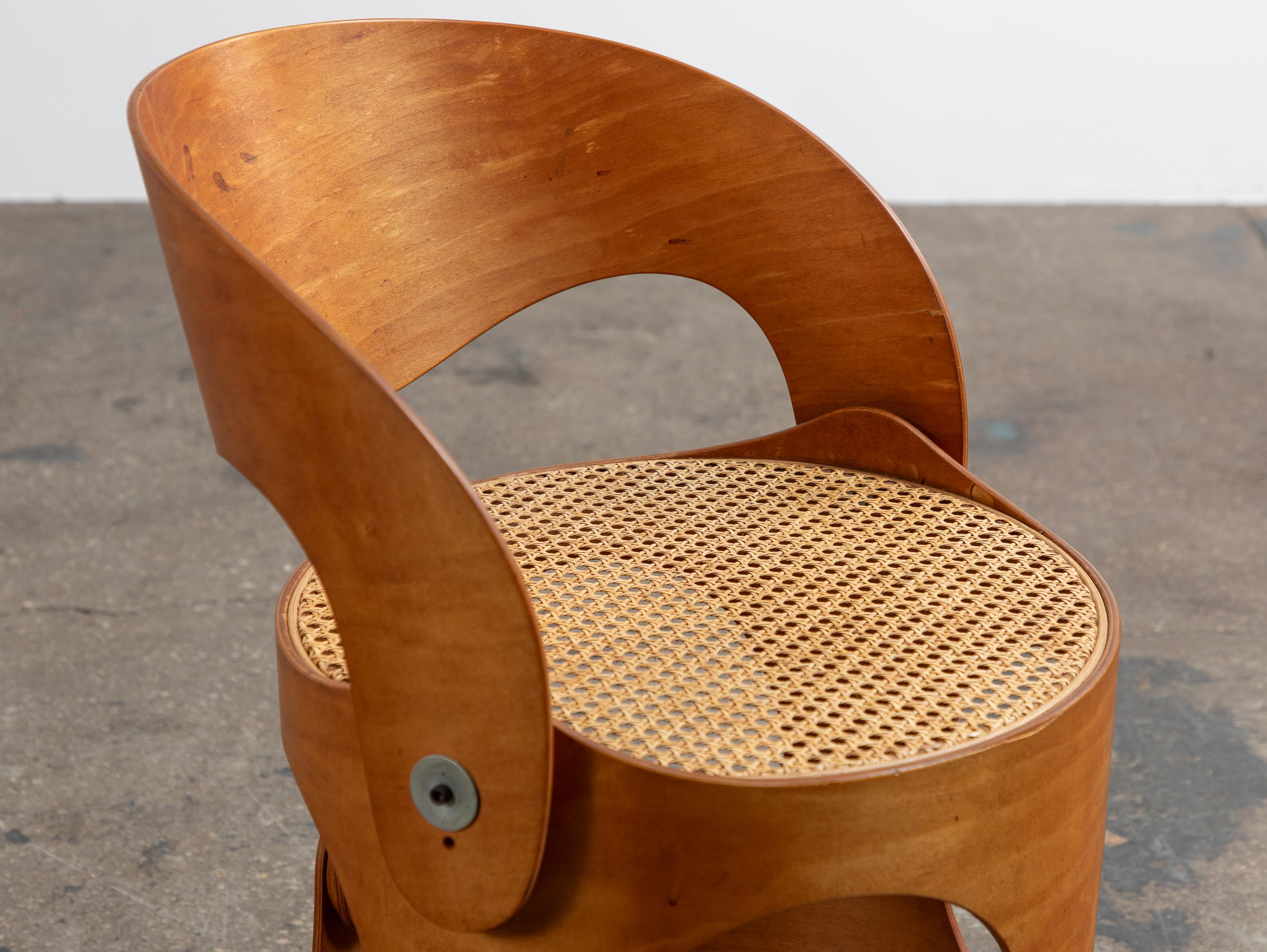 Canne Chaise moderniste unique en contreplaqué cintré de Leandre Poisson en vente