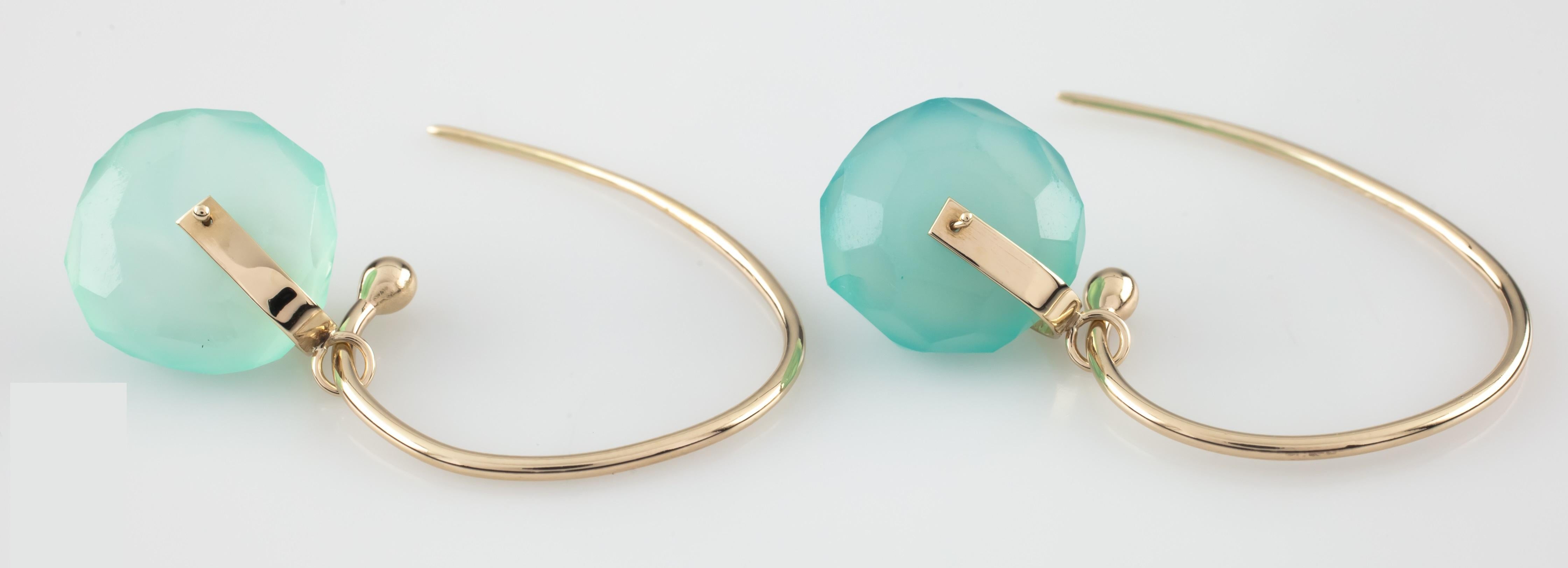 Taille mixte Boucles d'oreilles uniques Modernist Gold Tone Hook w/ Dangling Aqua Quartz Wheels en vente