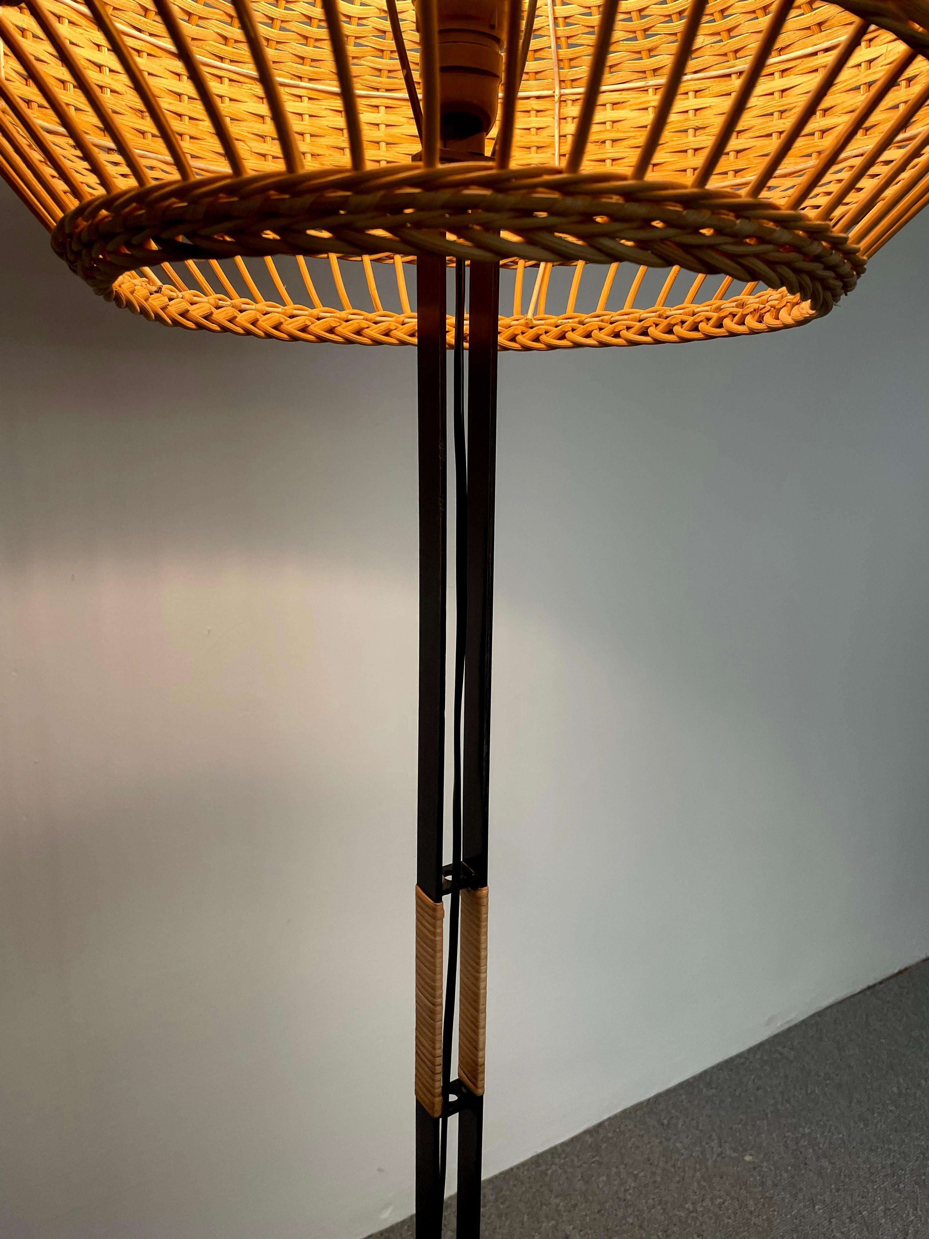 Unique  Modernist Iron and Wicker Floor Lamp, Hungary, 1950s In Good Condition In Debrecen-Pallag, HU