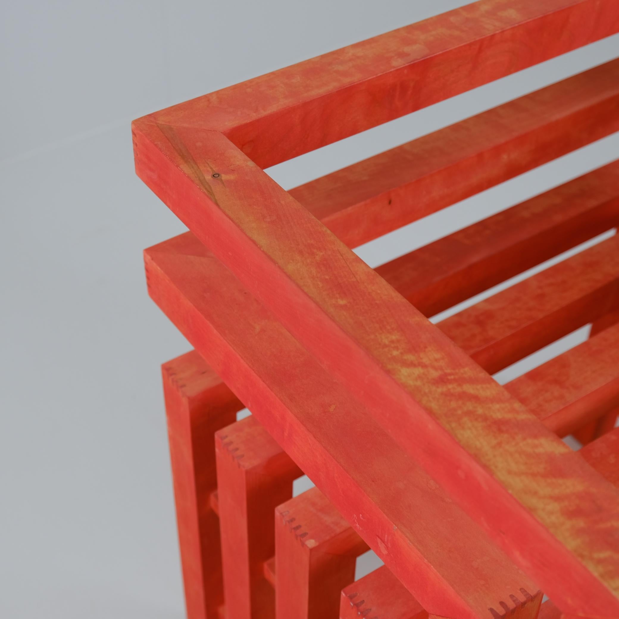 Fauteuil de design finlandais moderniste unique en bouleau teinté rouge, années 1990 en vente 3