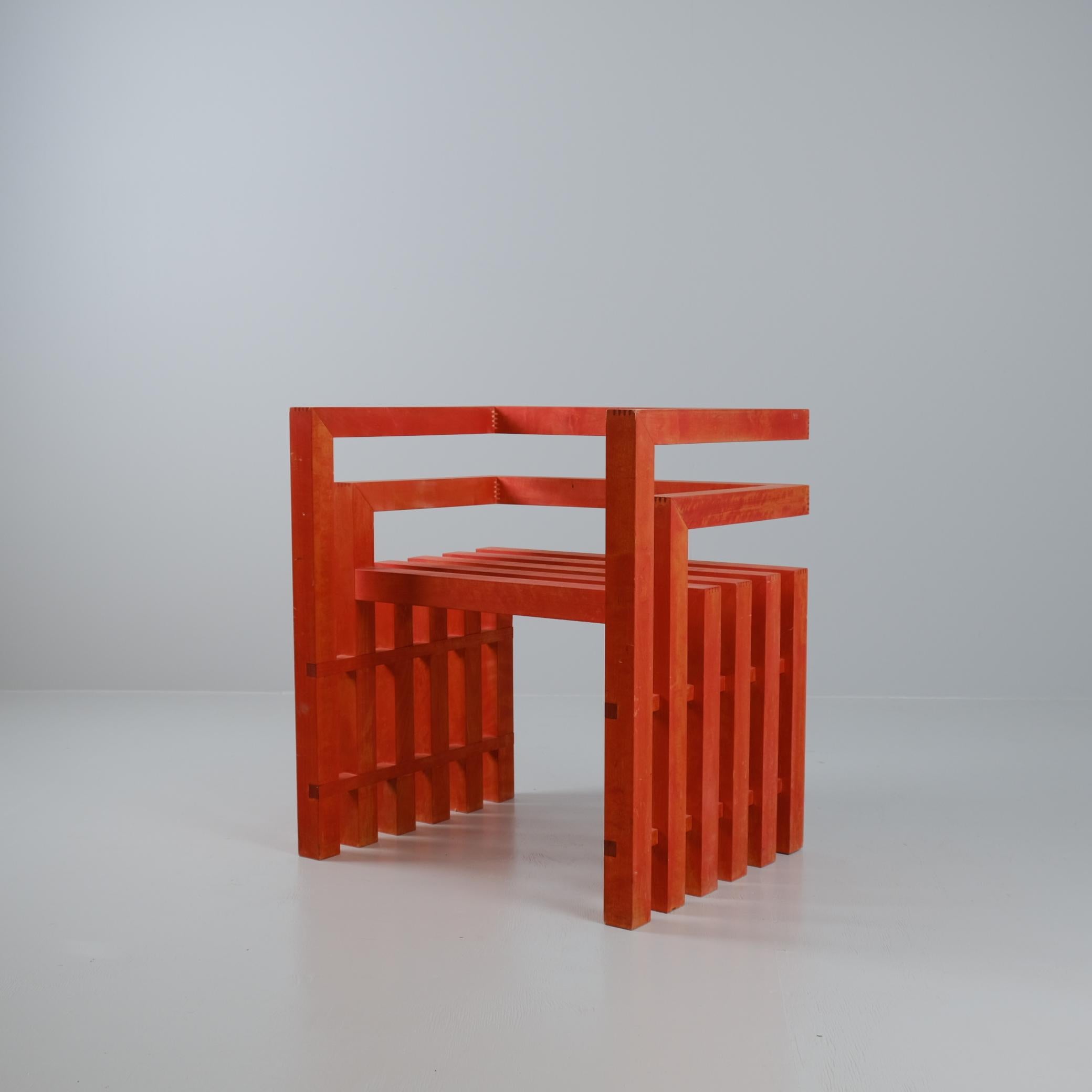 Il s'agit sans aucun doute d'un design inhabituel pour un fauteuil finlandais. C'est la seule pièce que nous ayons vue, et même si nous avons fait des recherches approfondies pour identifier le créateur, nous n'y sommes pas parvenus. Le seul indice