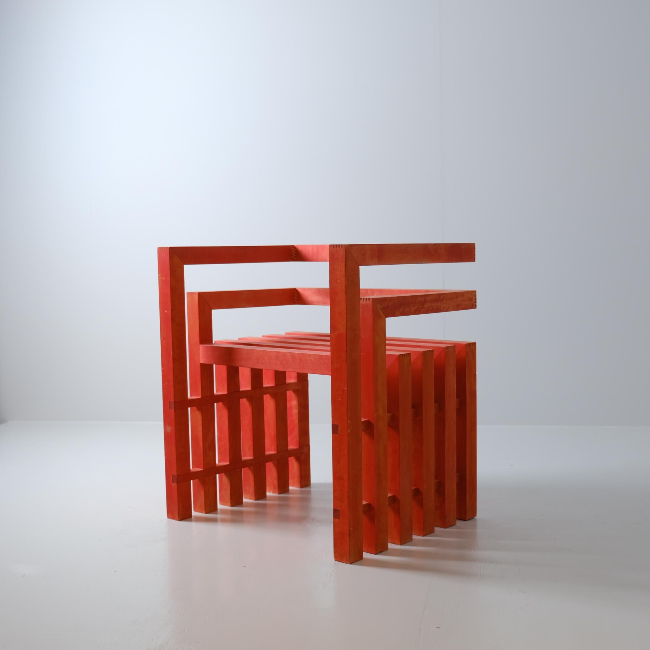 Scandinave moderne Fauteuil de design finlandais moderniste unique en bouleau teinté rouge, années 1990 en vente