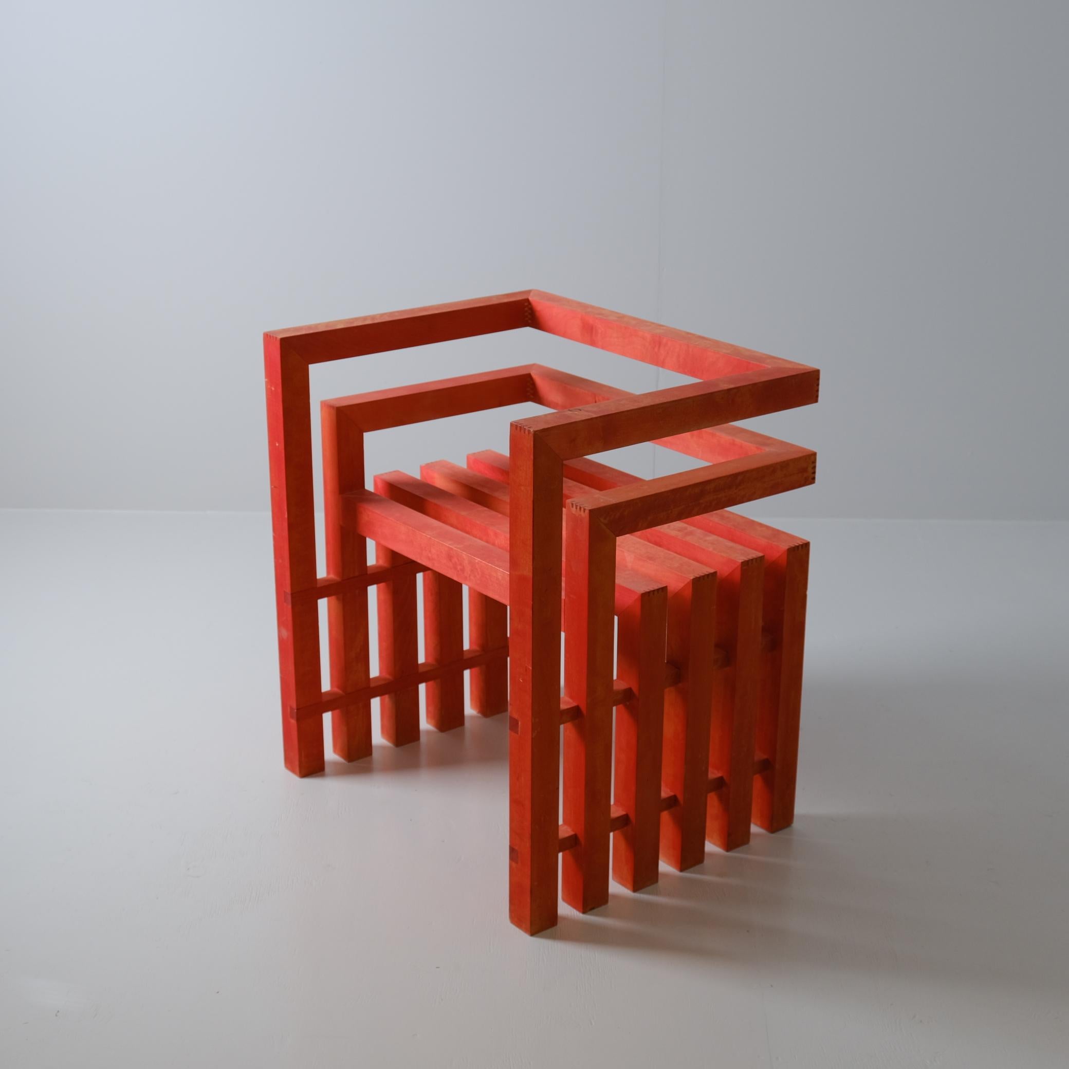 Finlandais Fauteuil de design finlandais moderniste unique en bouleau teinté rouge, années 1990 en vente