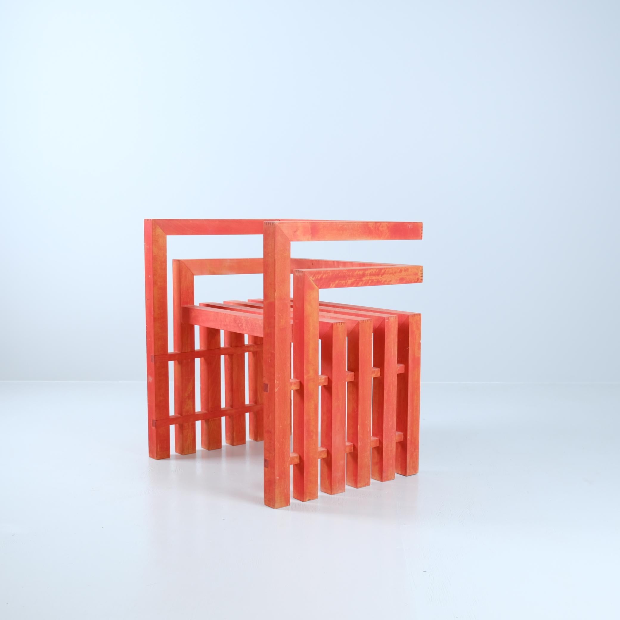 Fauteuil de design finlandais moderniste unique en bouleau teinté rouge, années 1990 Bon état - En vente à Helsinki, FI
