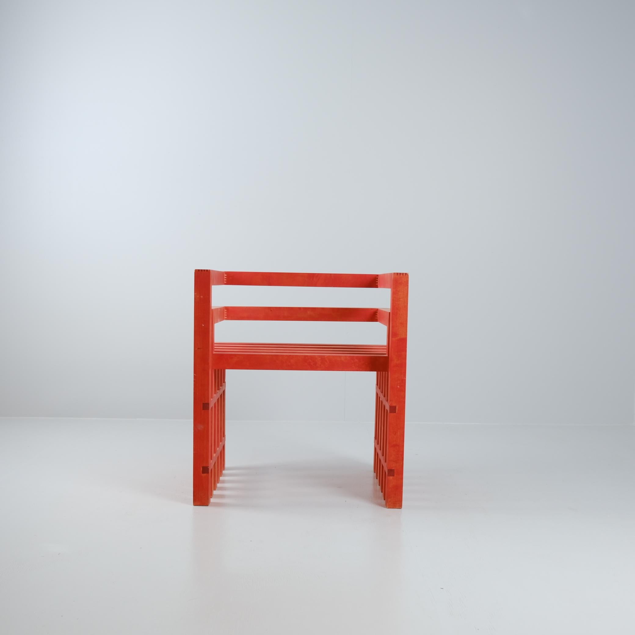 Fauteuil de design finlandais moderniste unique en bouleau teinté rouge, années 1990 en vente 1