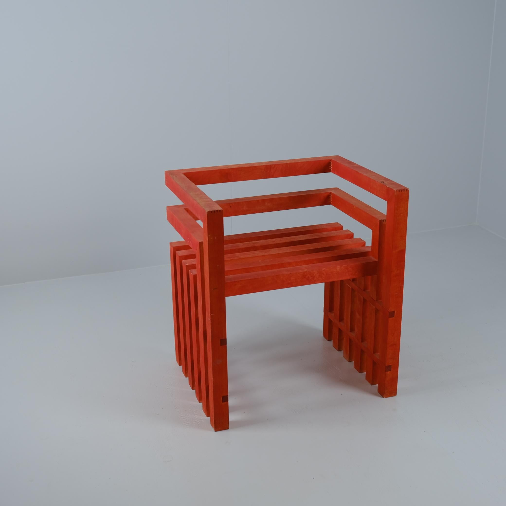 Fauteuil de design finlandais moderniste unique en bouleau teinté rouge, années 1990 en vente 2