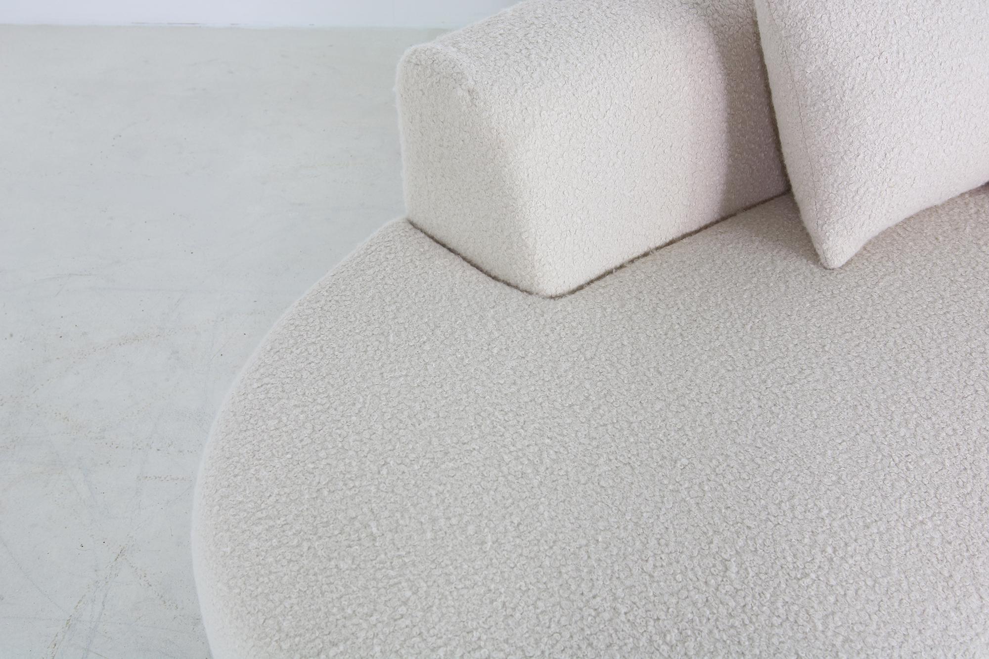 Einzigartiges modulares geschwungenes Sofa mit Teddyfell-Bouclé und Kiefernholzbeinen 4