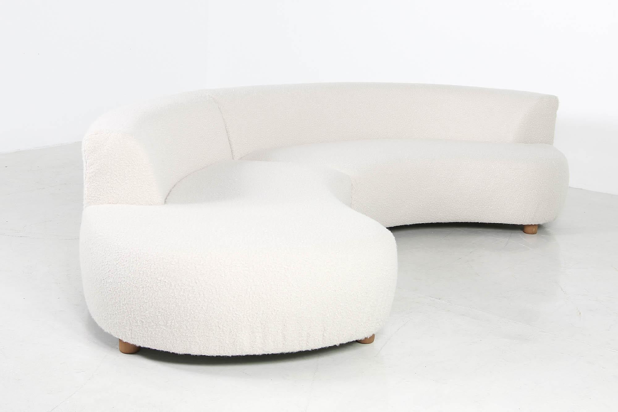 Einzigartiges modulares geschwungenes Sofa mit Teddyfell-Bouclé und Kiefernholzbeinen (Moderne)