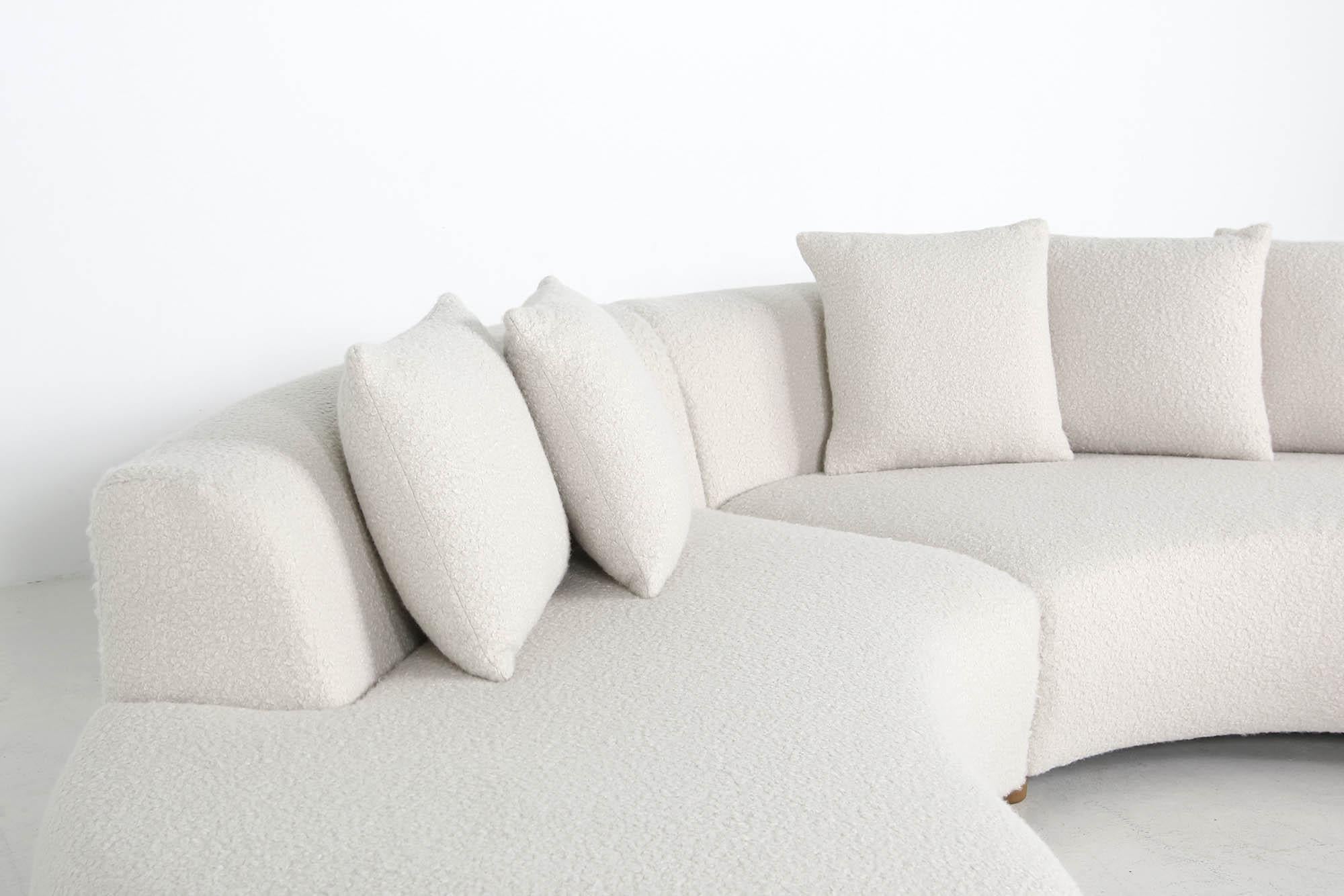 Einzigartiges modulares geschwungenes Sofa mit Teddyfell-Bouclé und Kiefernholzbeinen (20. Jahrhundert)