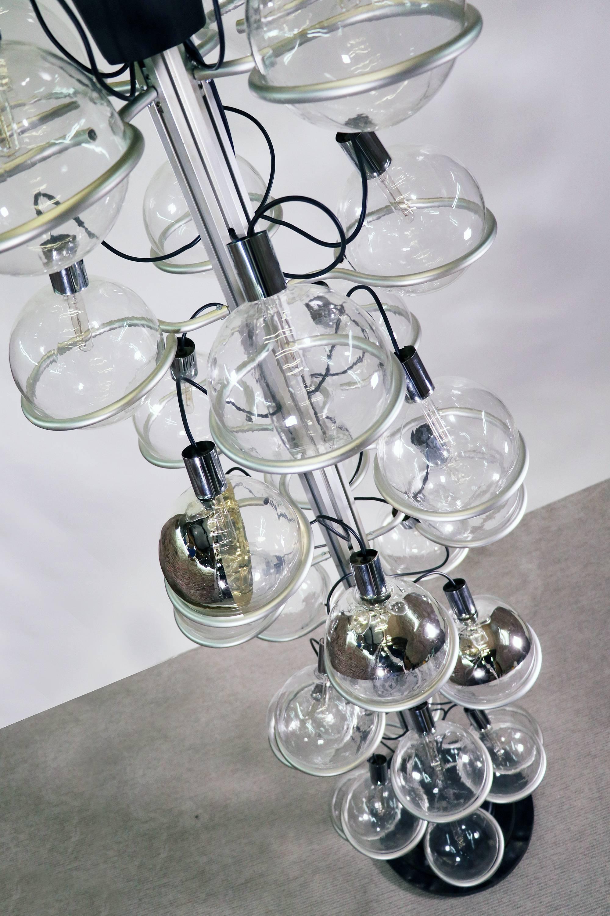 Unique Monumental 102“ Foyer Lighting Object 32 Globes by Sarfatti attr., 1960s For Sale 4