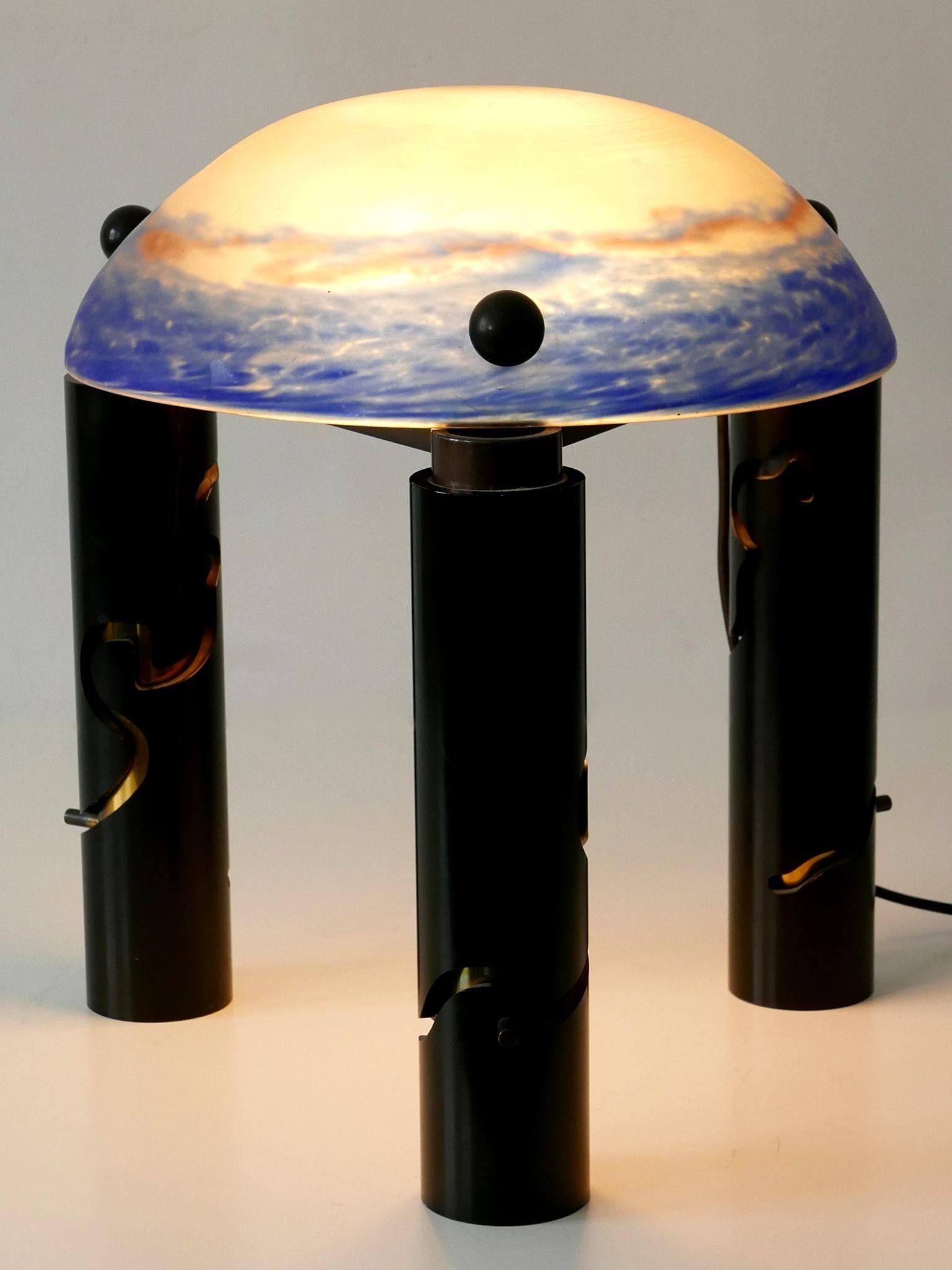 Une lampe de bureau ou de sol unique, monumentale et réglable en laiton massif et en verre, années 1980 en vente 8