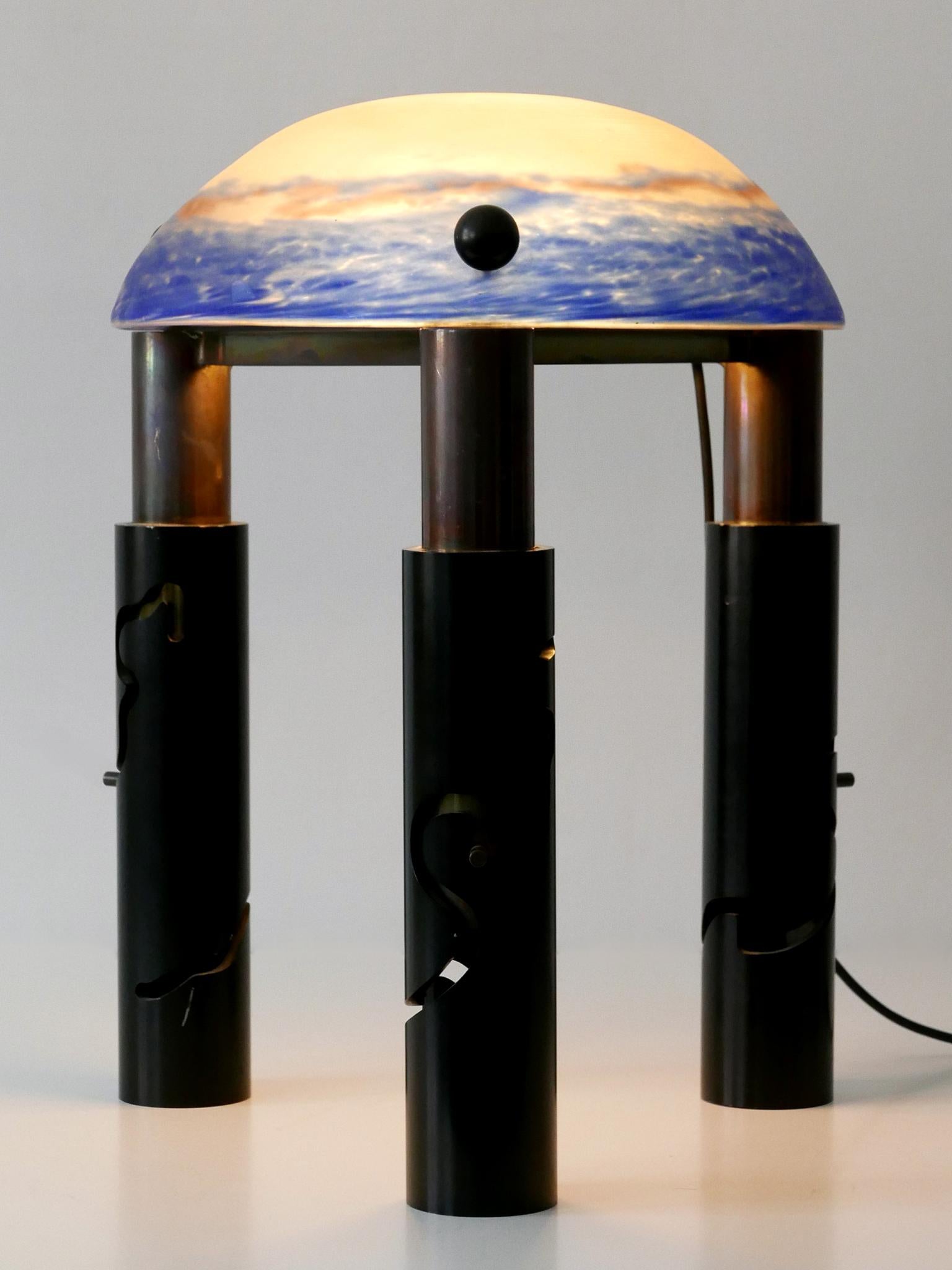 Laiton Une lampe de bureau ou de sol unique, monumentale et réglable en laiton massif et en verre, années 1980 en vente