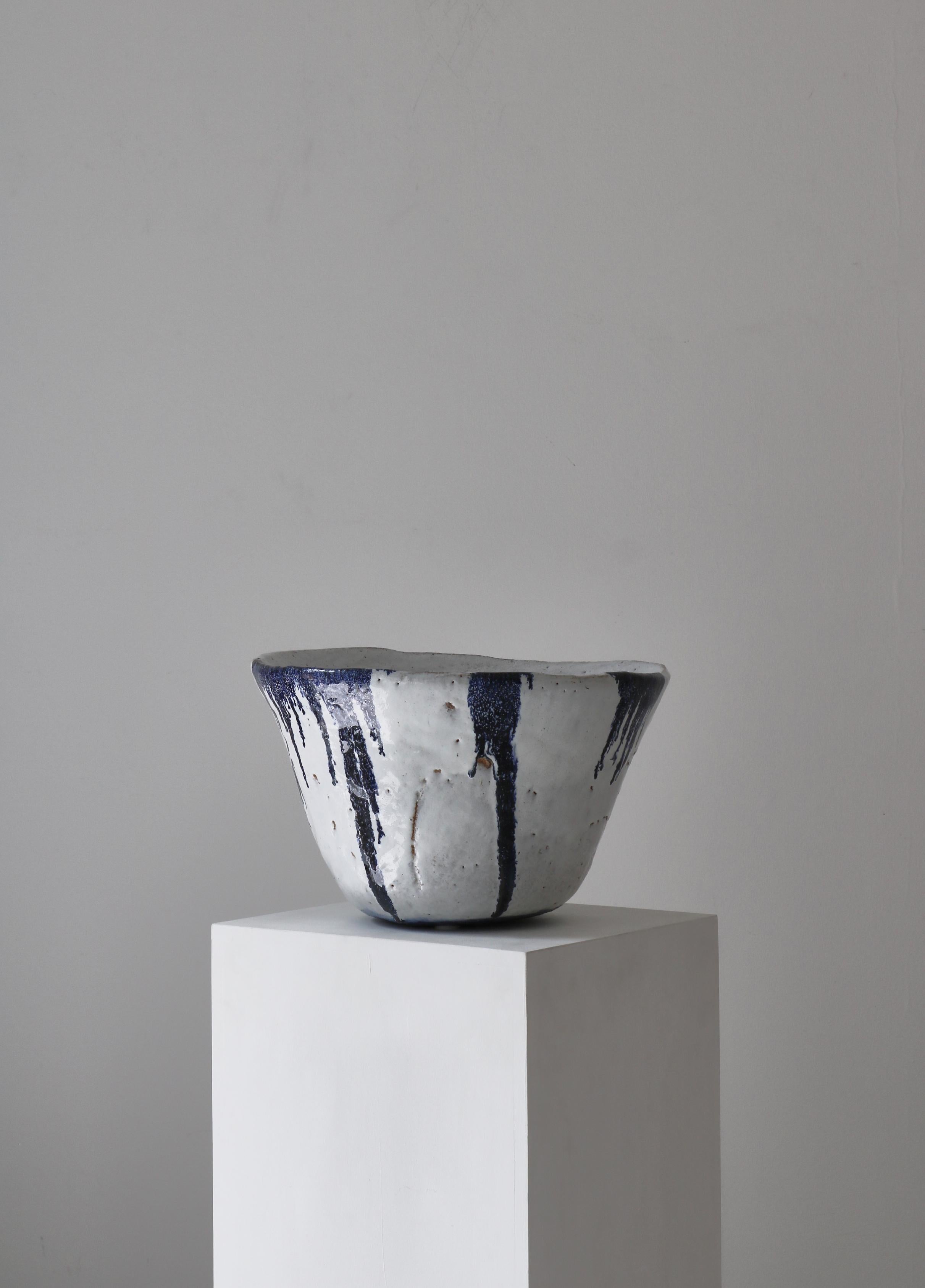 Superbe et immense bol en grès fait à la main par l'artiste danois Ole Bjørn Krüger (1922-2007). Fabriqué dans son propre atelier dans les années 1960. Magnifique forme organique et le plus beau glaçage gras en bleu profond et blanc.
Signé