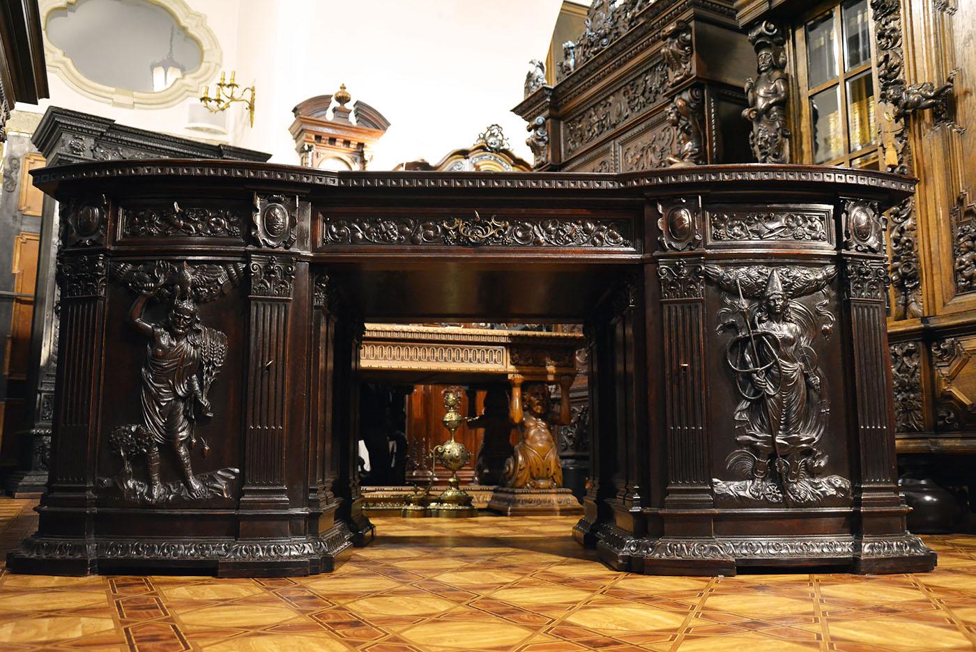 A unique, massive desk - historicism. Dated at the turn of the 19th/20th century.
Made of walnut wood, blackened.
A monumental desk, exceptionally richly decorated with woodcarving, ornaments and, above all, with reliefs from Greek