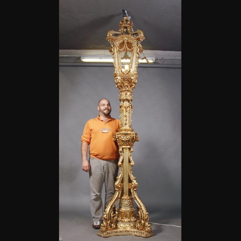 High-quality carved beech wood, painted and gilded with poliment. Multiple articulated column shaft, finely carved down to the last detail, on a four-sided recessed and stepped base plate. The lower part of the column shaft is flanked by four curved