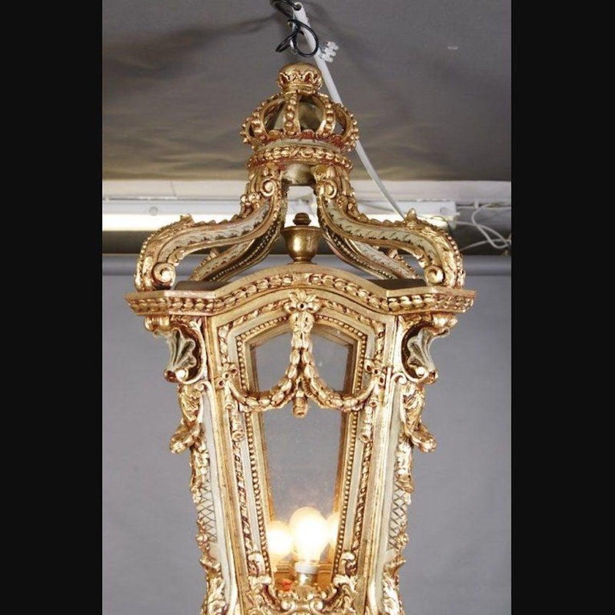 High-quality carved beech wood, painted and gilded with poliment. Multiple articulated column shaft, finely carved down to the last detail, on a four-sided recessed and stepped base plate. The lower part of the column shaft is flanked by four curved