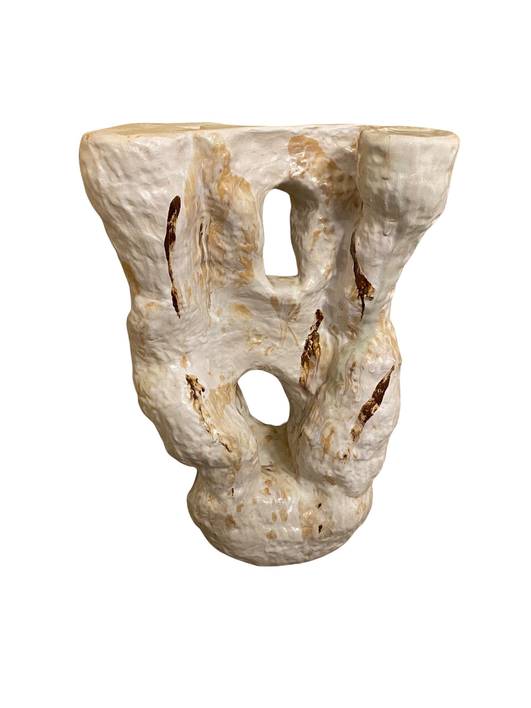 Vernissé Grande table d'appoint sculpturale unique MOSI de Marthine Spinnangr en vente