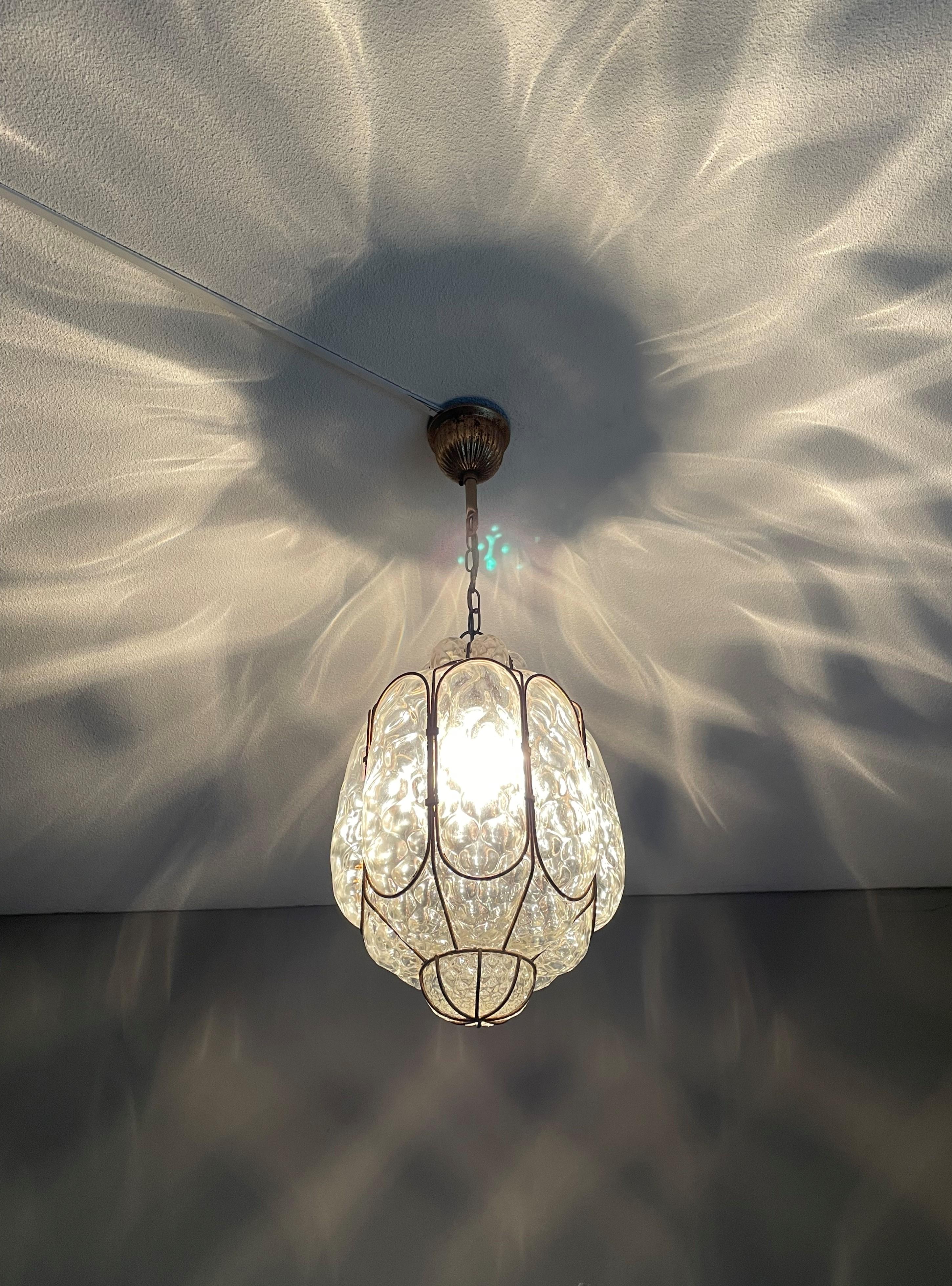 Lampe à suspension / plafonnier unique en verre d'art vénitien de Murano soufflé à la bouche du milieu du siècle dernier en vente 3