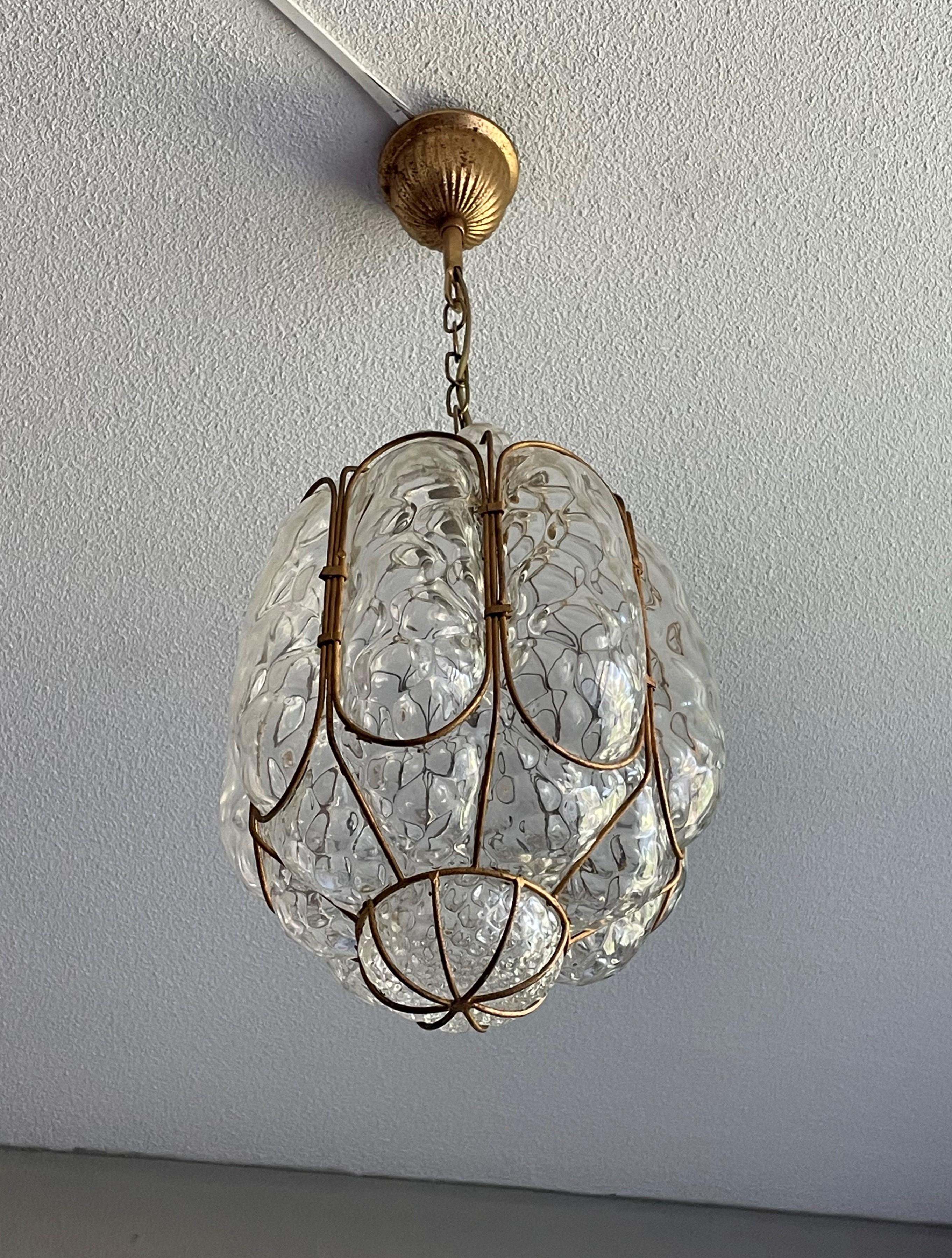 Arts and Crafts Lampe à suspension / plafonnier unique en verre d'art vénitien de Murano soufflé à la bouche du milieu du siècle dernier en vente