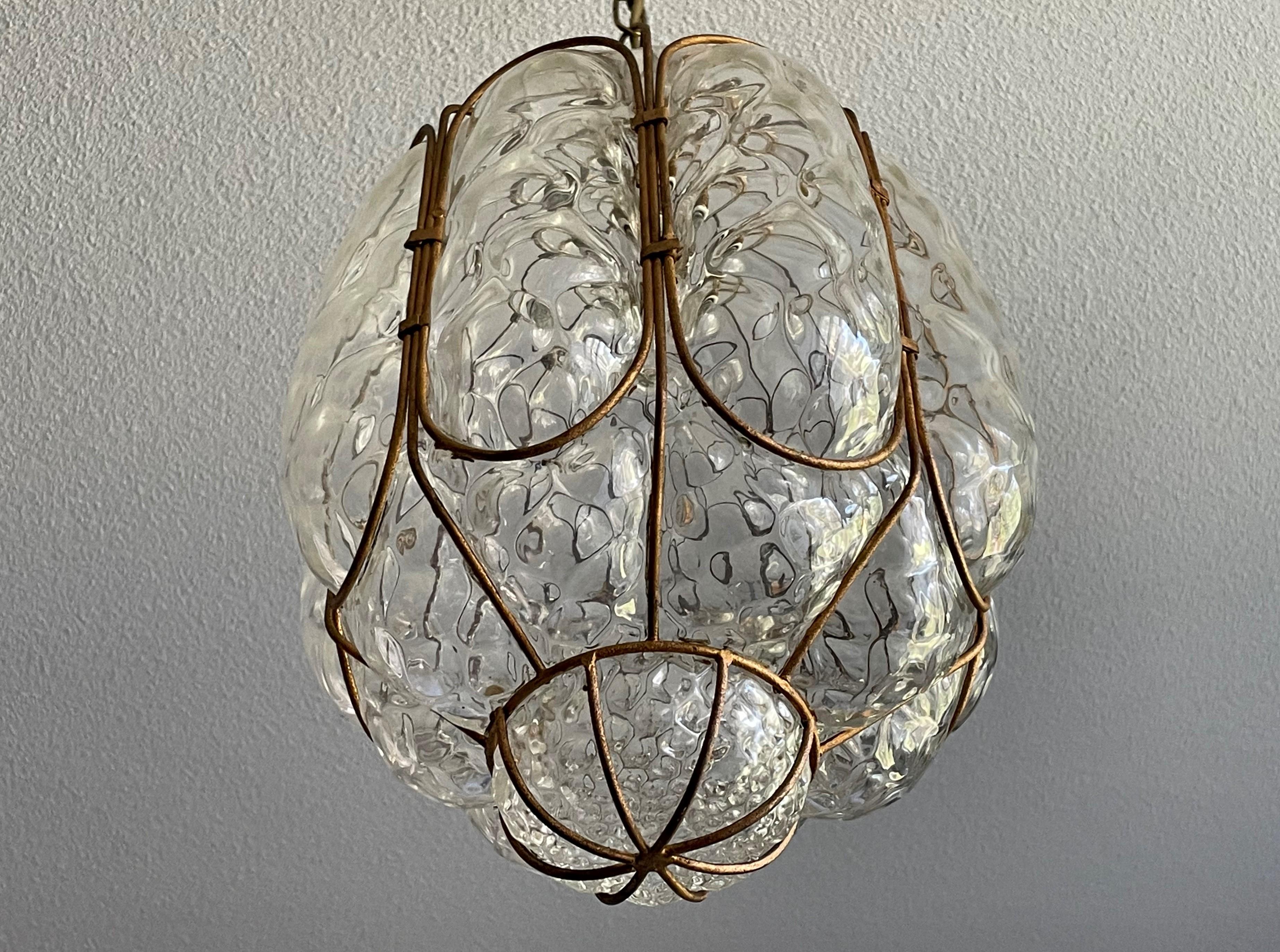 italien Lampe à suspension / plafonnier unique en verre d'art vénitien de Murano soufflé à la bouche du milieu du siècle dernier en vente