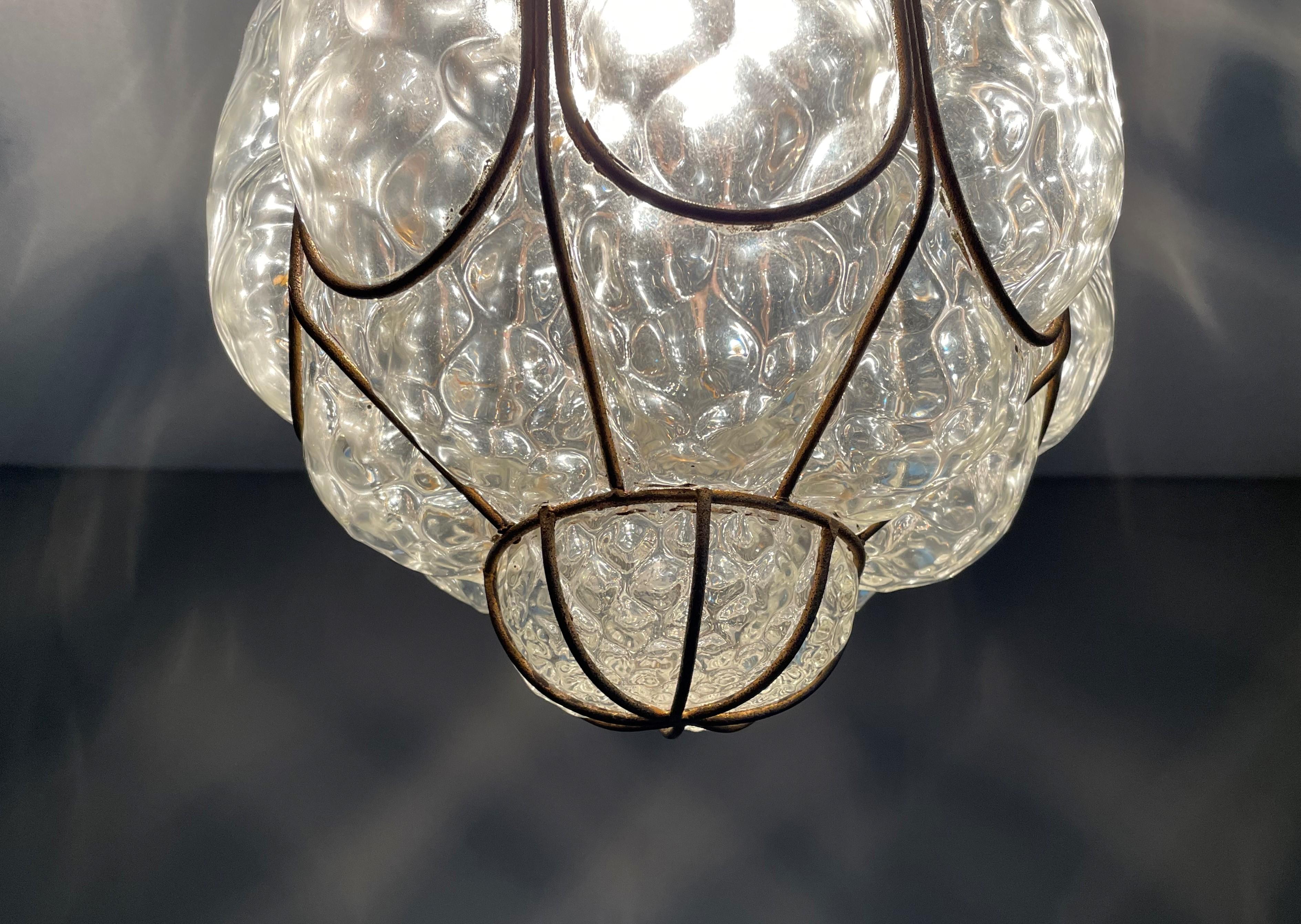 Lampe à suspension / plafonnier unique en verre d'art vénitien de Murano soufflé à la bouche du milieu du siècle dernier Bon état - En vente à Lisse, NL