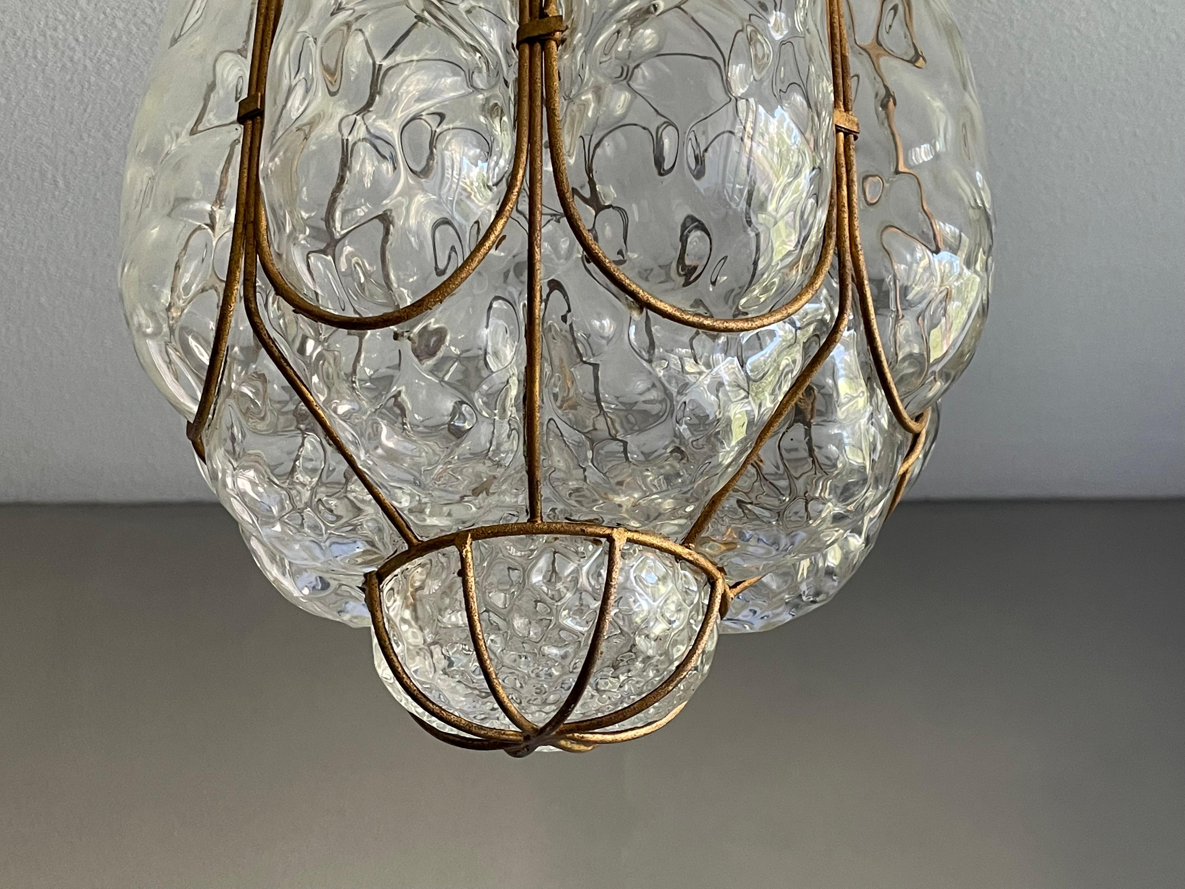 20ième siècle Lampe à suspension / plafonnier unique en verre d'art vénitien de Murano soufflé à la bouche du milieu du siècle dernier en vente