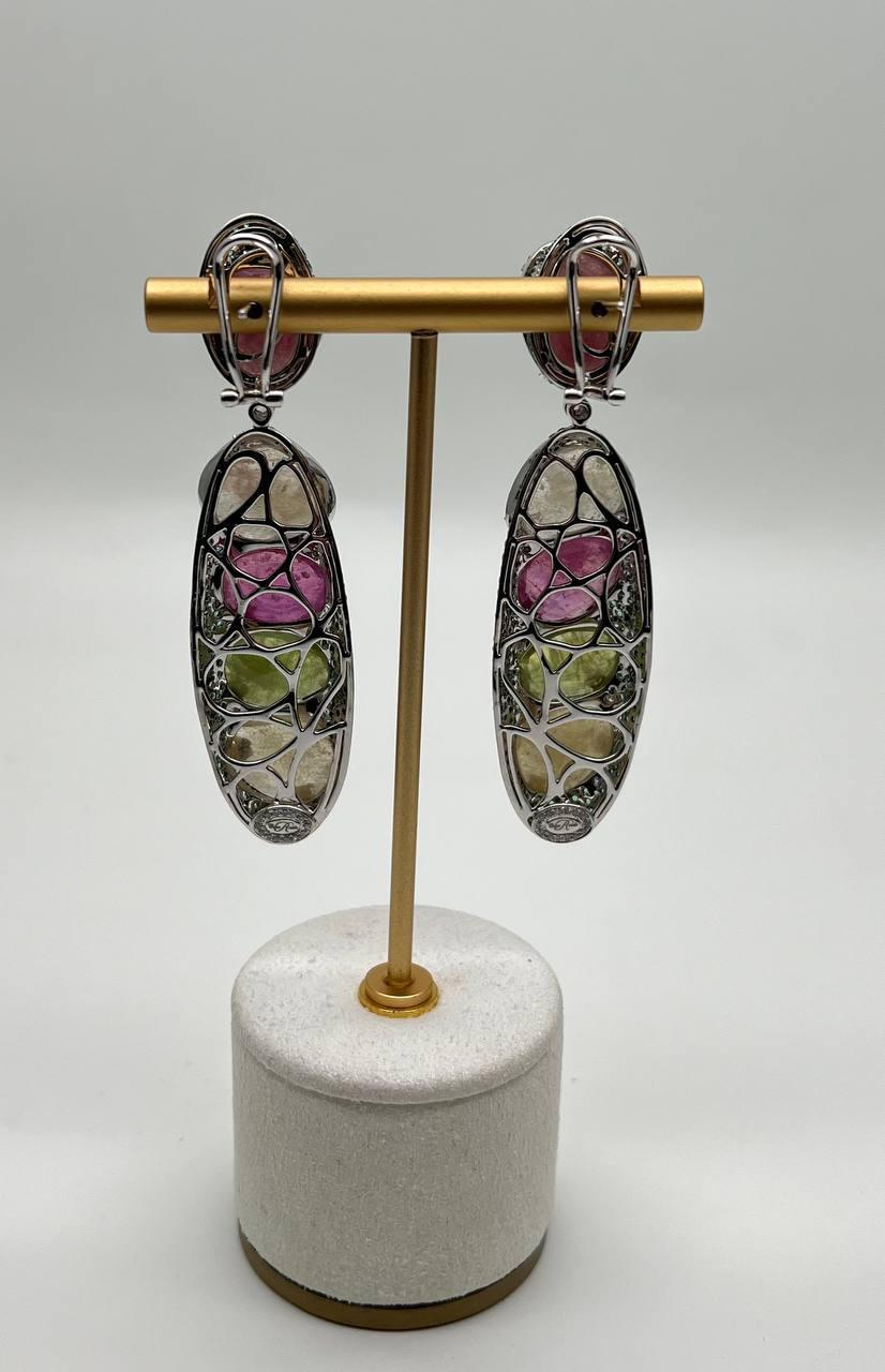 Statement-Ohrringe aus 18 Karat Weißgold mit einzigartigem mehrfarbigem Saphir, Smaragd und Diamanten im Zustand „Neu“ im Angebot in Oakton, VA