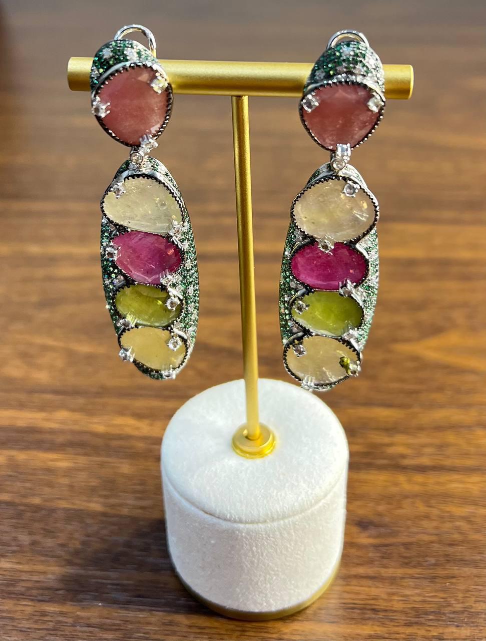 Statement-Ohrringe aus 18 Karat Weißgold mit einzigartigem mehrfarbigem Saphir, Smaragd und Diamanten im Angebot 1