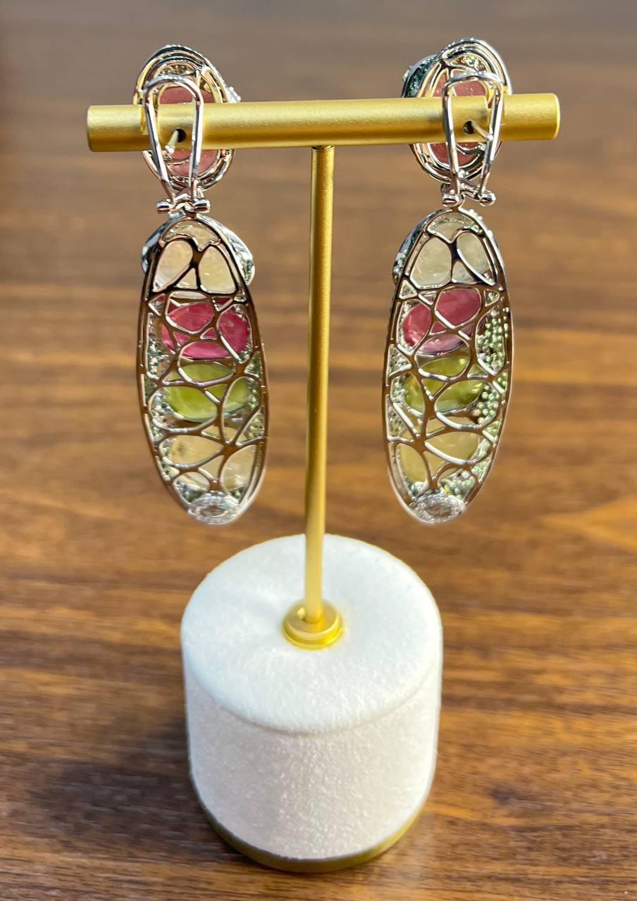 Statement-Ohrringe aus 18 Karat Weißgold mit einzigartigem mehrfarbigem Saphir, Smaragd und Diamanten im Angebot 2
