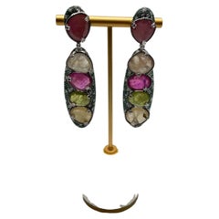 Boucles d'oreilles fantaisie uniques en or blanc 18 carats, saphirs, émeraudes et diamants multicolores