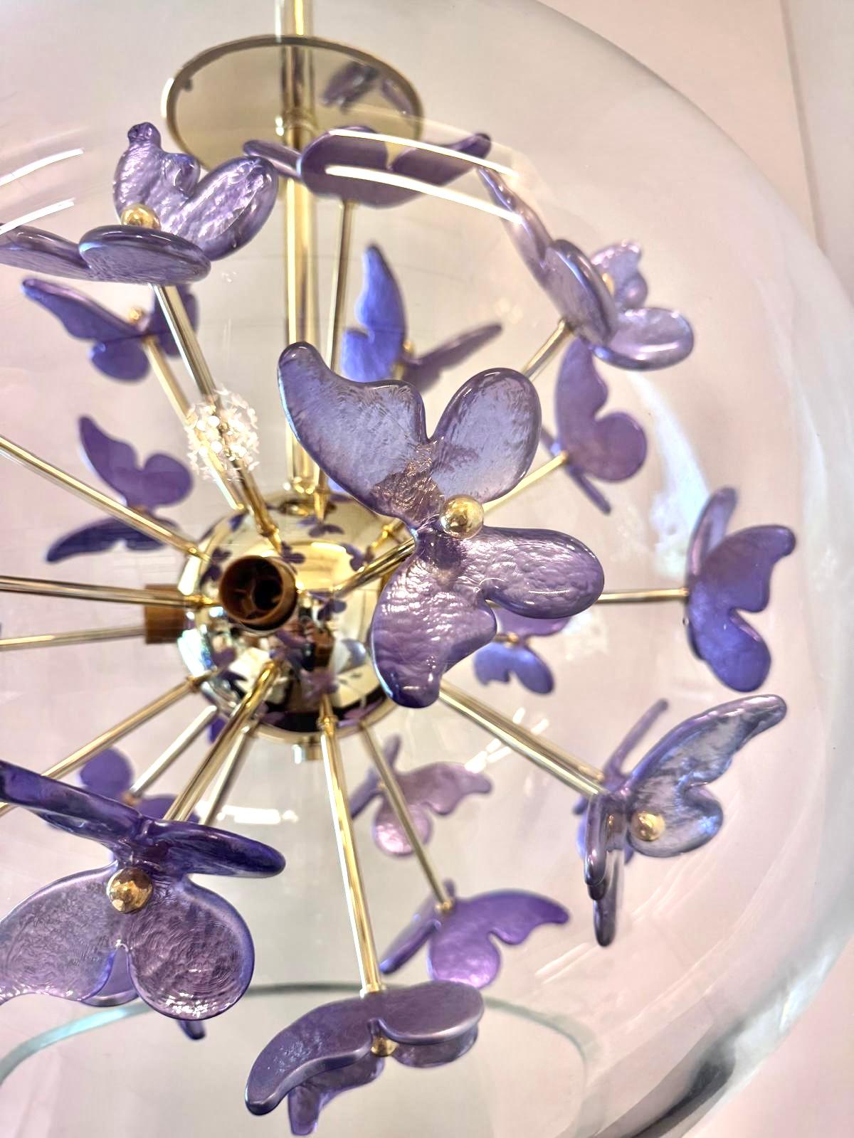 Mid-Century Modern Pendentif unique en forme de boule de Murano avec fleurs dans un ton violet en vente