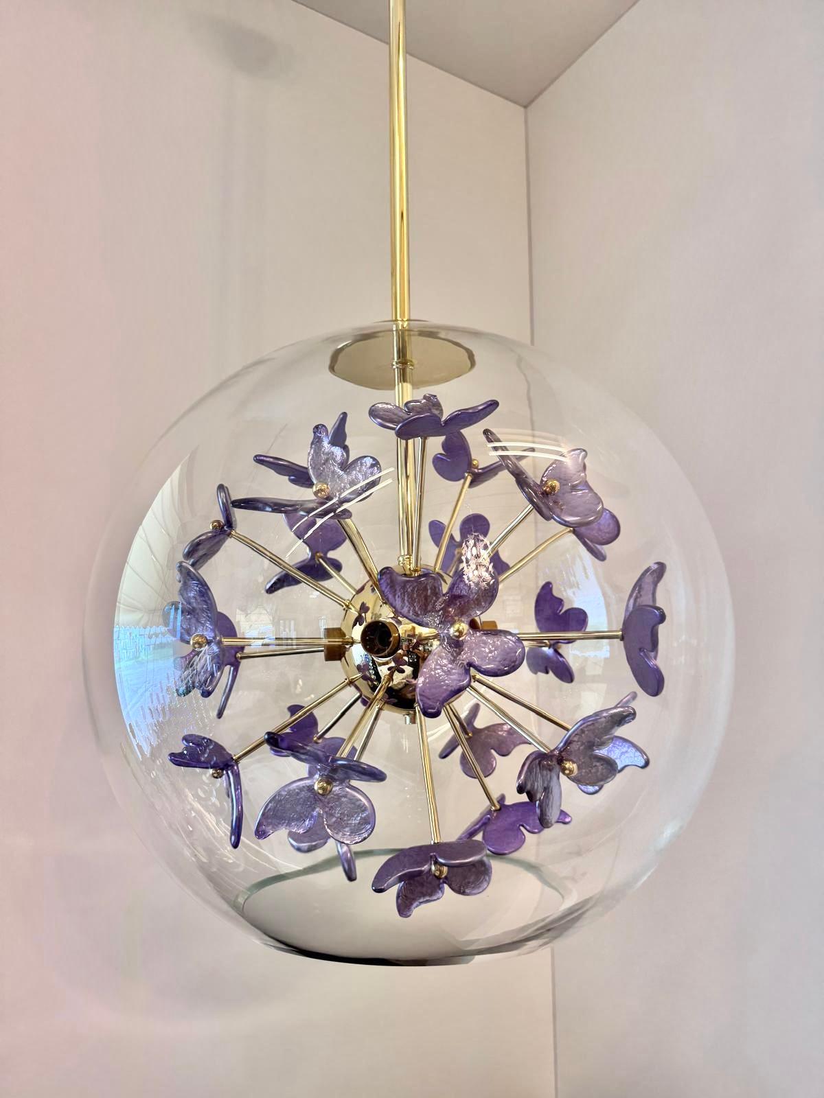 italien Pendentif unique en forme de boule de Murano avec fleurs dans un ton violet en vente