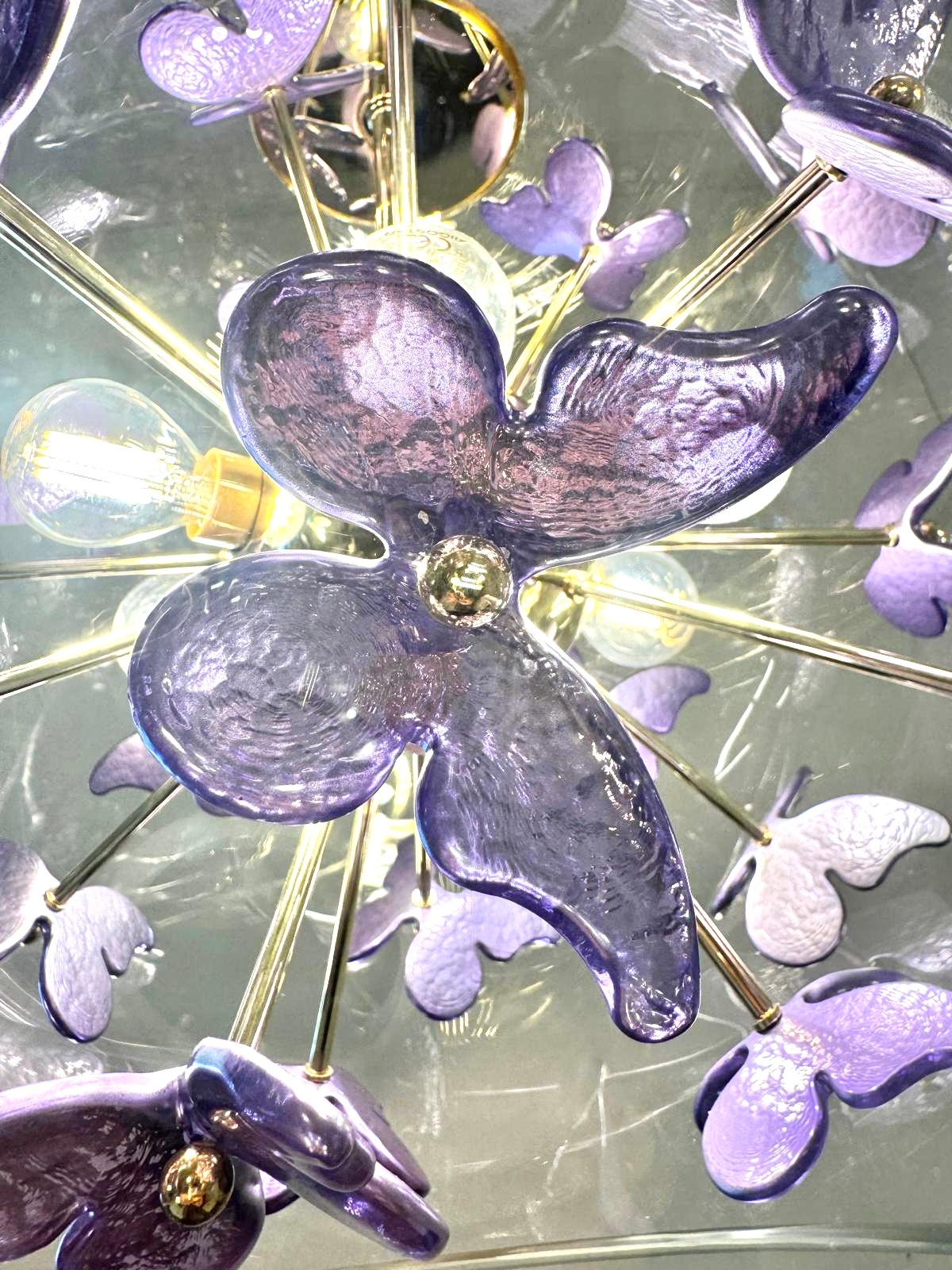 Pendentif unique en forme de boule de Murano avec fleurs dans un ton violet Excellent état - En vente à Jersey City, NJ