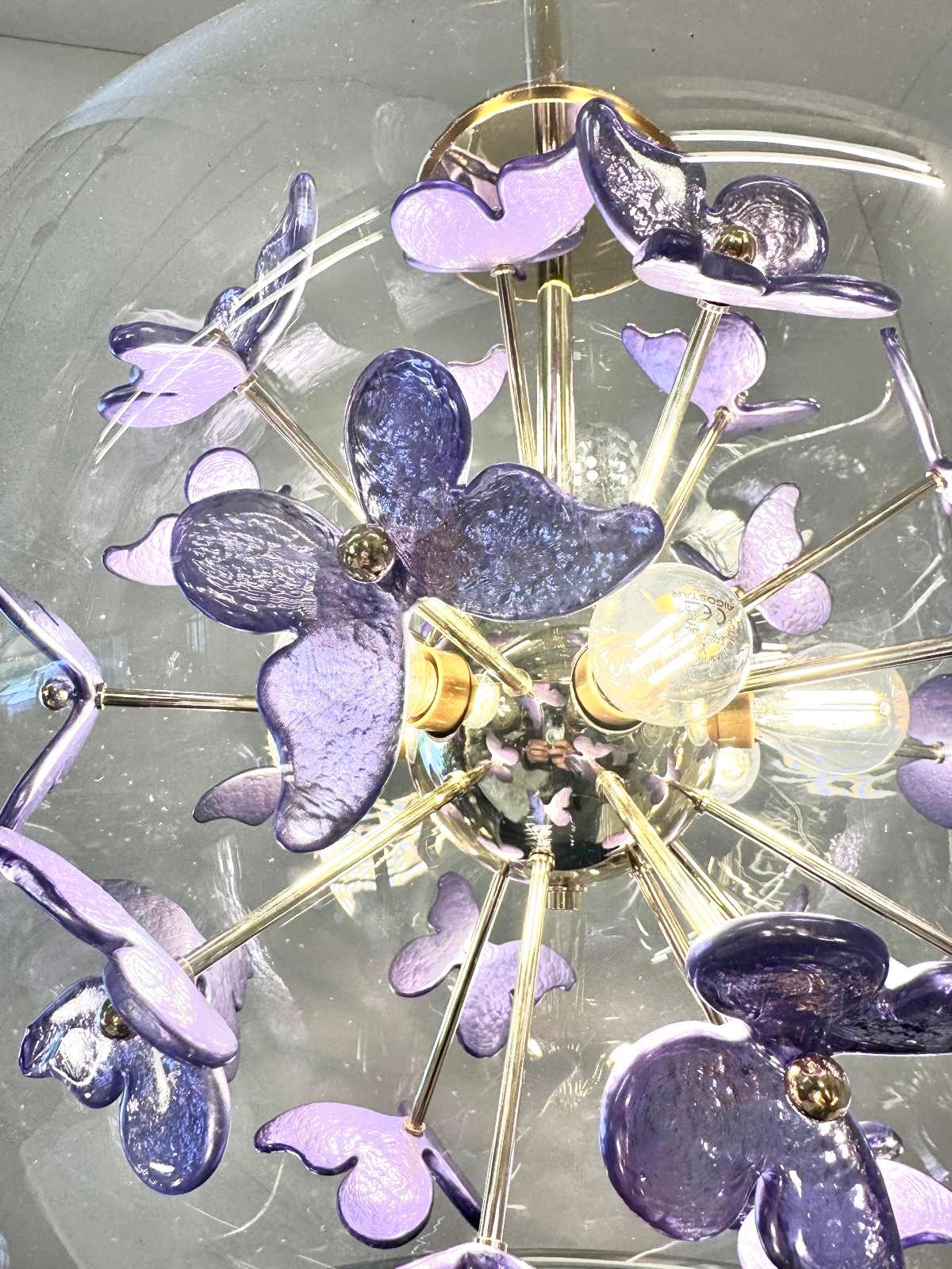XXIe siècle et contemporain Pendentif unique en forme de boule de Murano avec fleurs dans un ton violet en vente