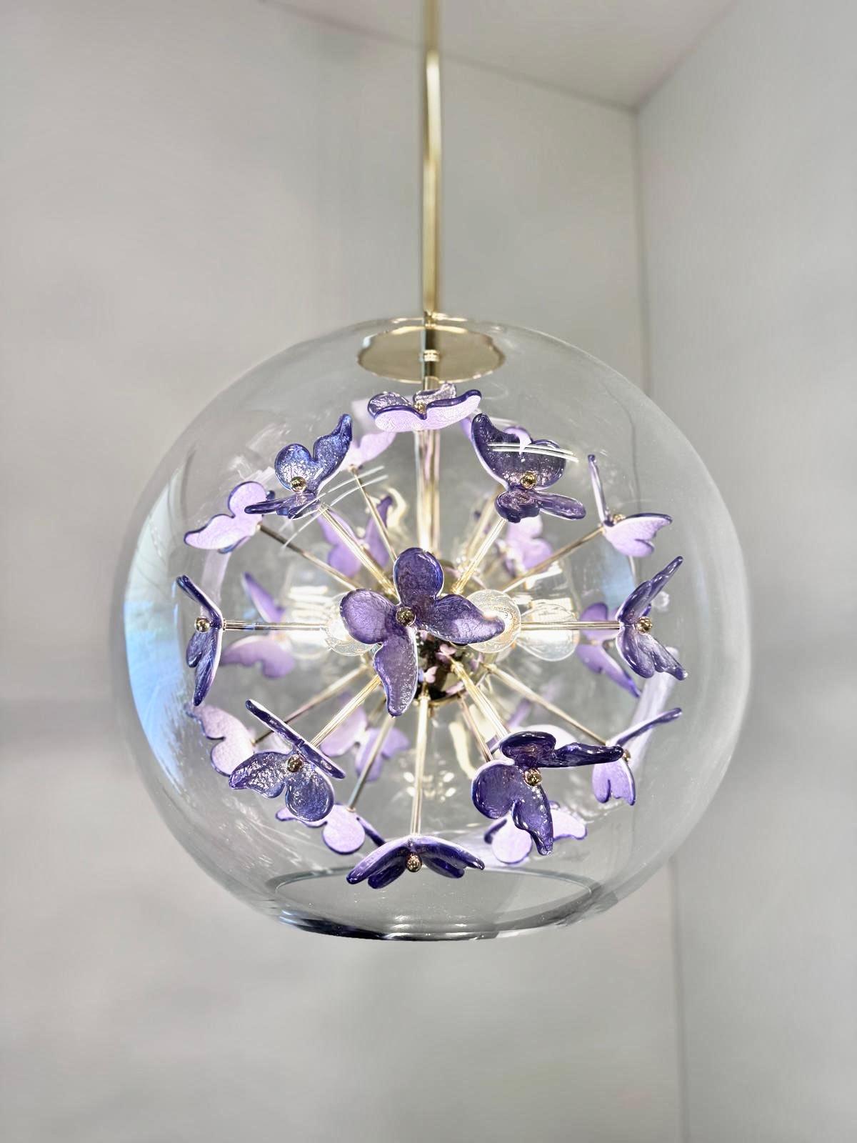 Laiton Pendentif unique en forme de boule de Murano avec fleurs dans un ton violet en vente