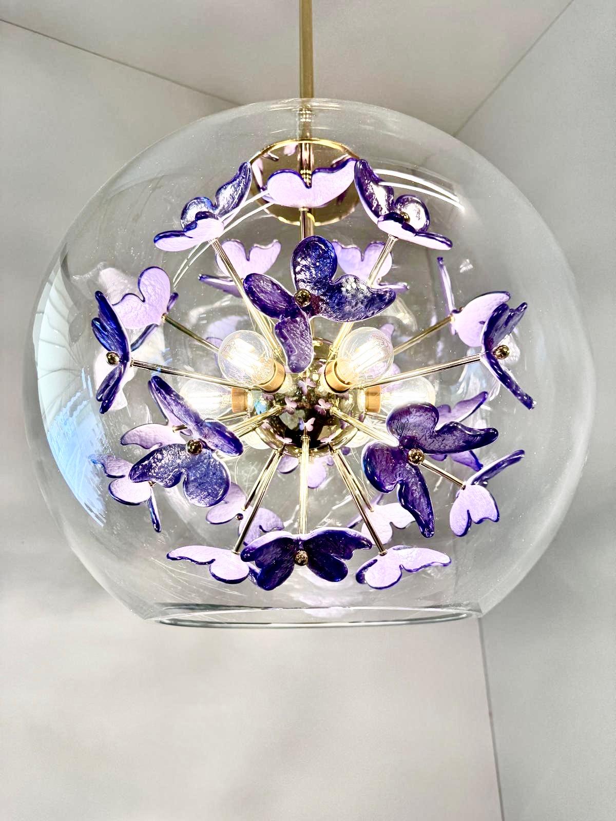 Pendentif unique en forme de boule de Murano avec fleurs dans un ton violet en vente 1