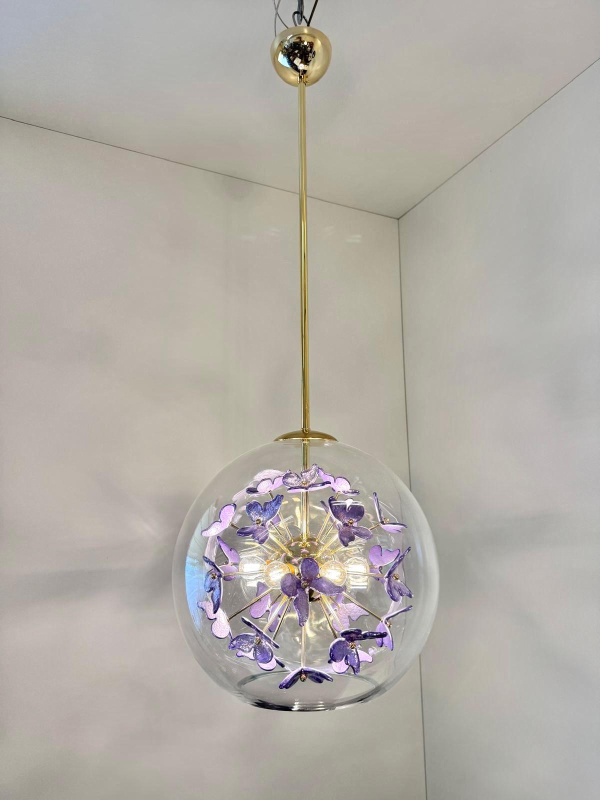 Pendentif unique en forme de boule de Murano avec fleurs dans un ton violet en vente 2