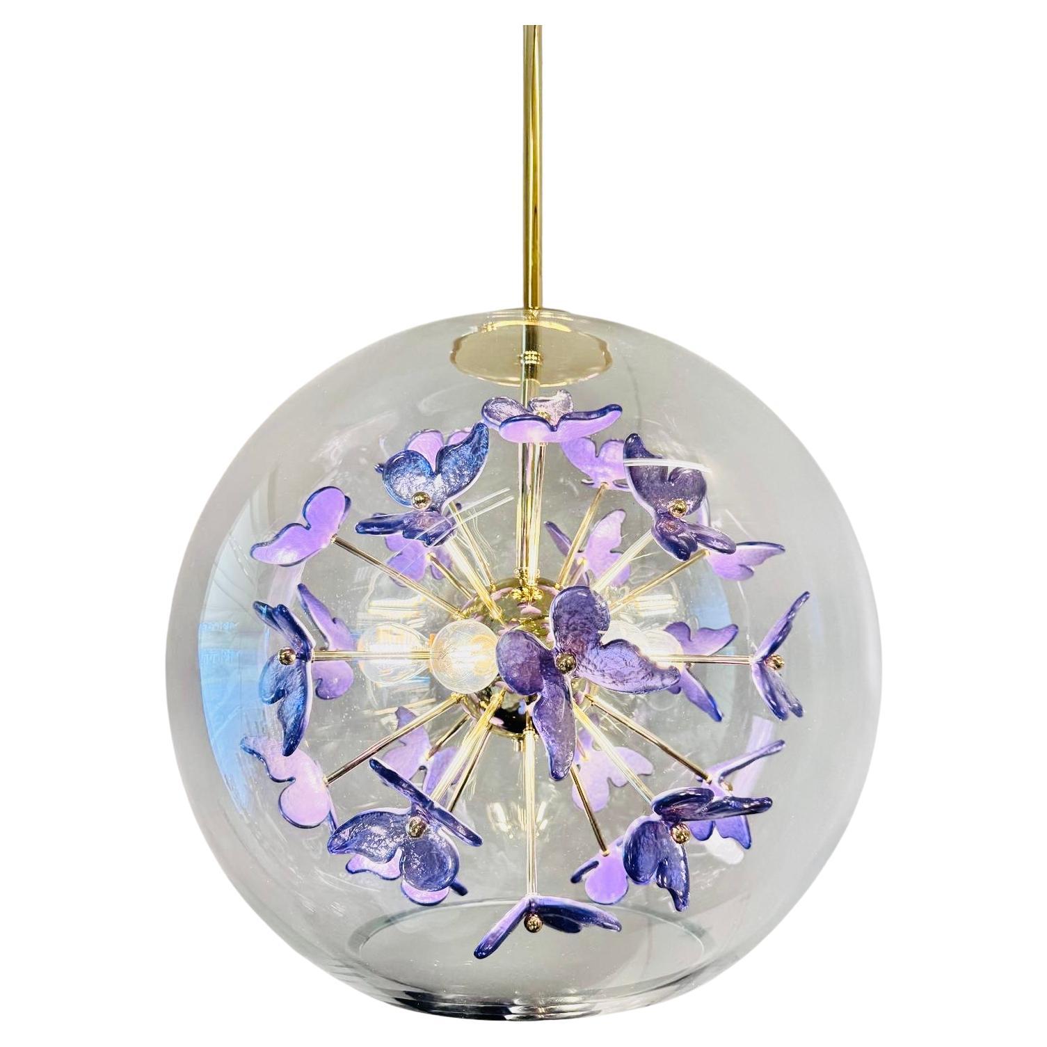 Pendentif unique en forme de boule de Murano avec fleurs dans un ton violet en vente