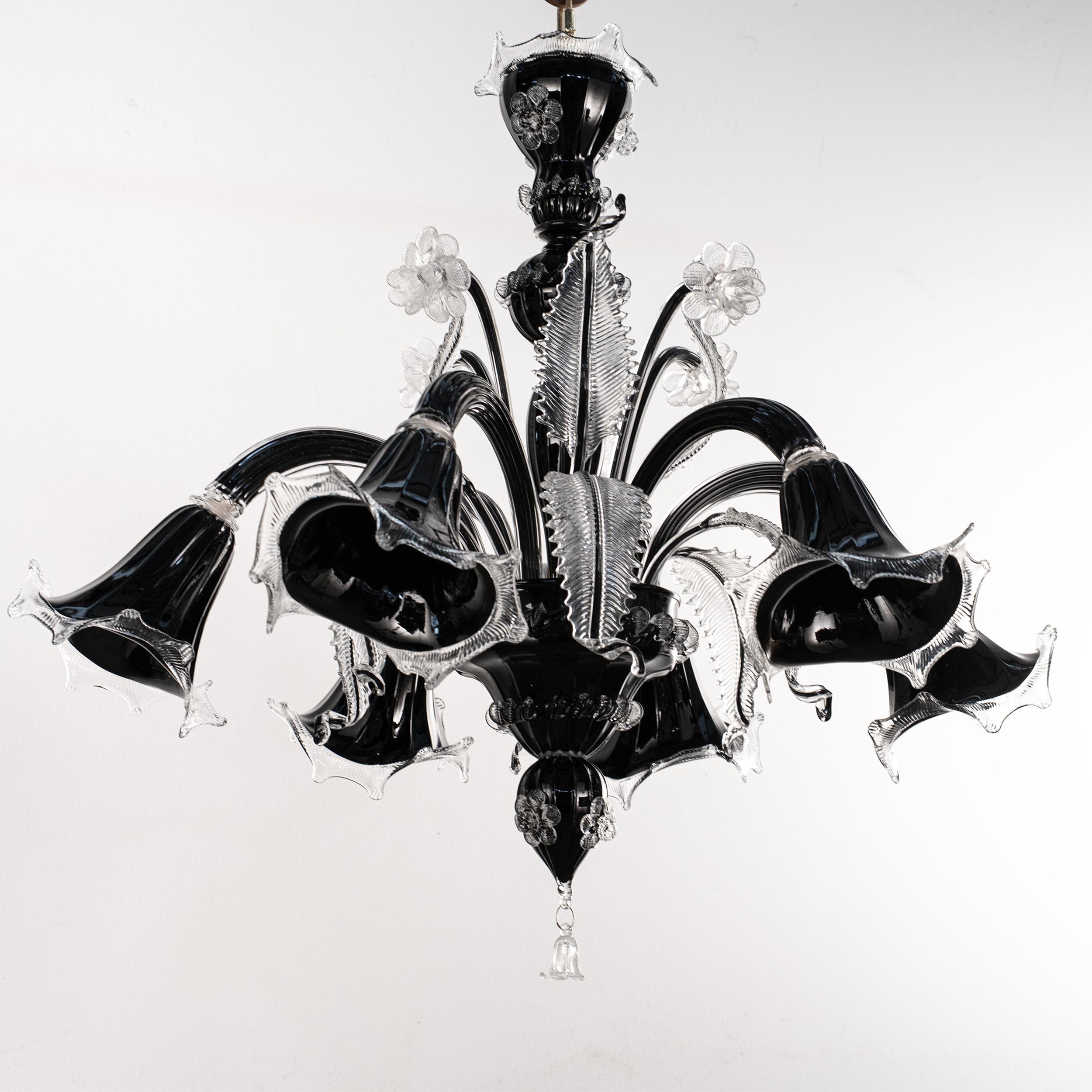 Lampadario a 6 luci in vetro nero di Murano, Vintage Made in Italy in stock
Condizioni: condizioni praticamente perfette e mai usate: nessun graffio pesante, nessun difetto, nessuna crepa, nessuna parte mancante.
 
Tipo: Lampadario