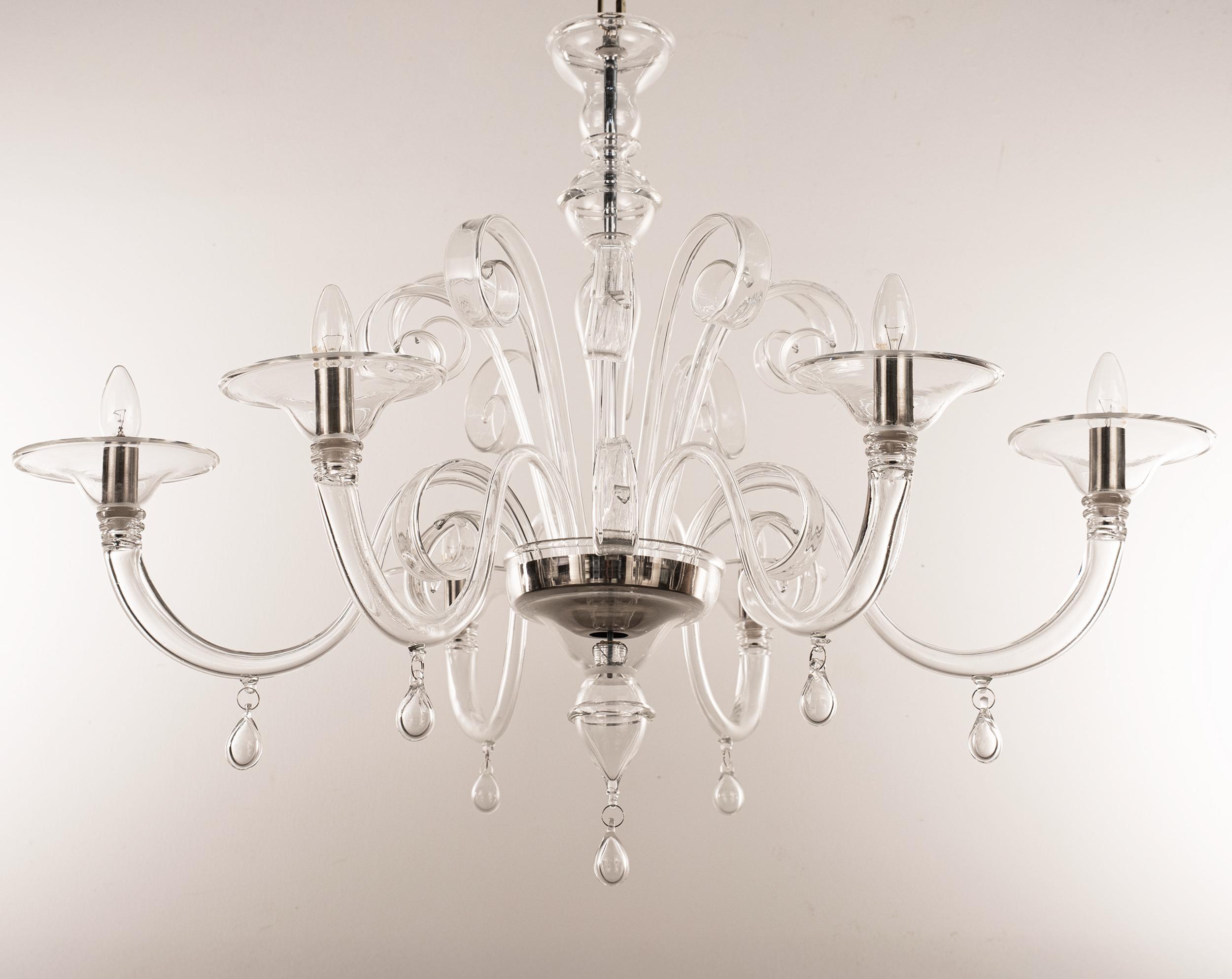 Única araña de cristal de Murano transparente de 6 luces, Vintage Made in Italy en stock.
Estado: prácticamente en perfecto estado y sin usar: sin grandes arañazos, ni defectos, ni grietas, ni piezas que falten.
 
Tipo: Araña veneciana
Dimensiones: