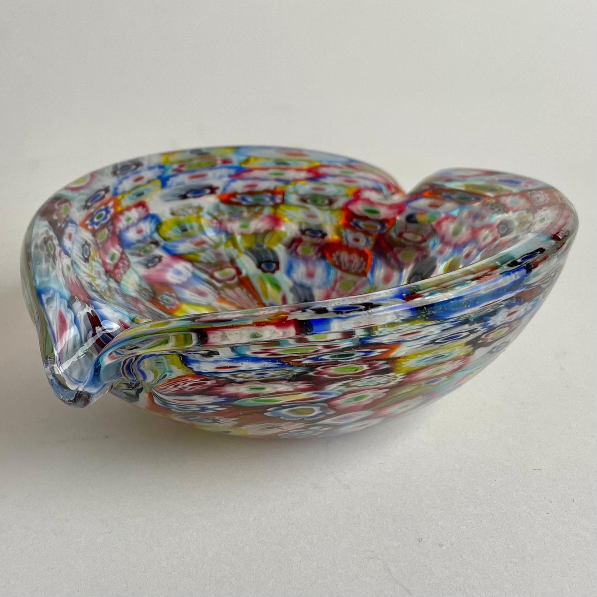 
Posacenere in vetro di Murano a Millefiori, unico nel suo genere - Metà del XX secolo

Un bellissimo e vivace posacenere in autentico vetro di Murano, realizzato con la classica tecnica Millefiori che definisce l'arte del vetro veneziano. Questo