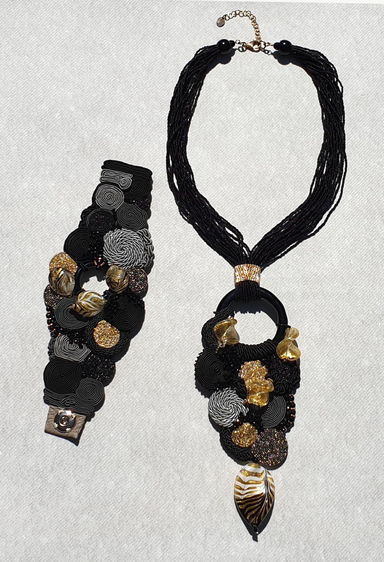Black Murano glass beads costume bracelet In New Condition In Dallas, TX