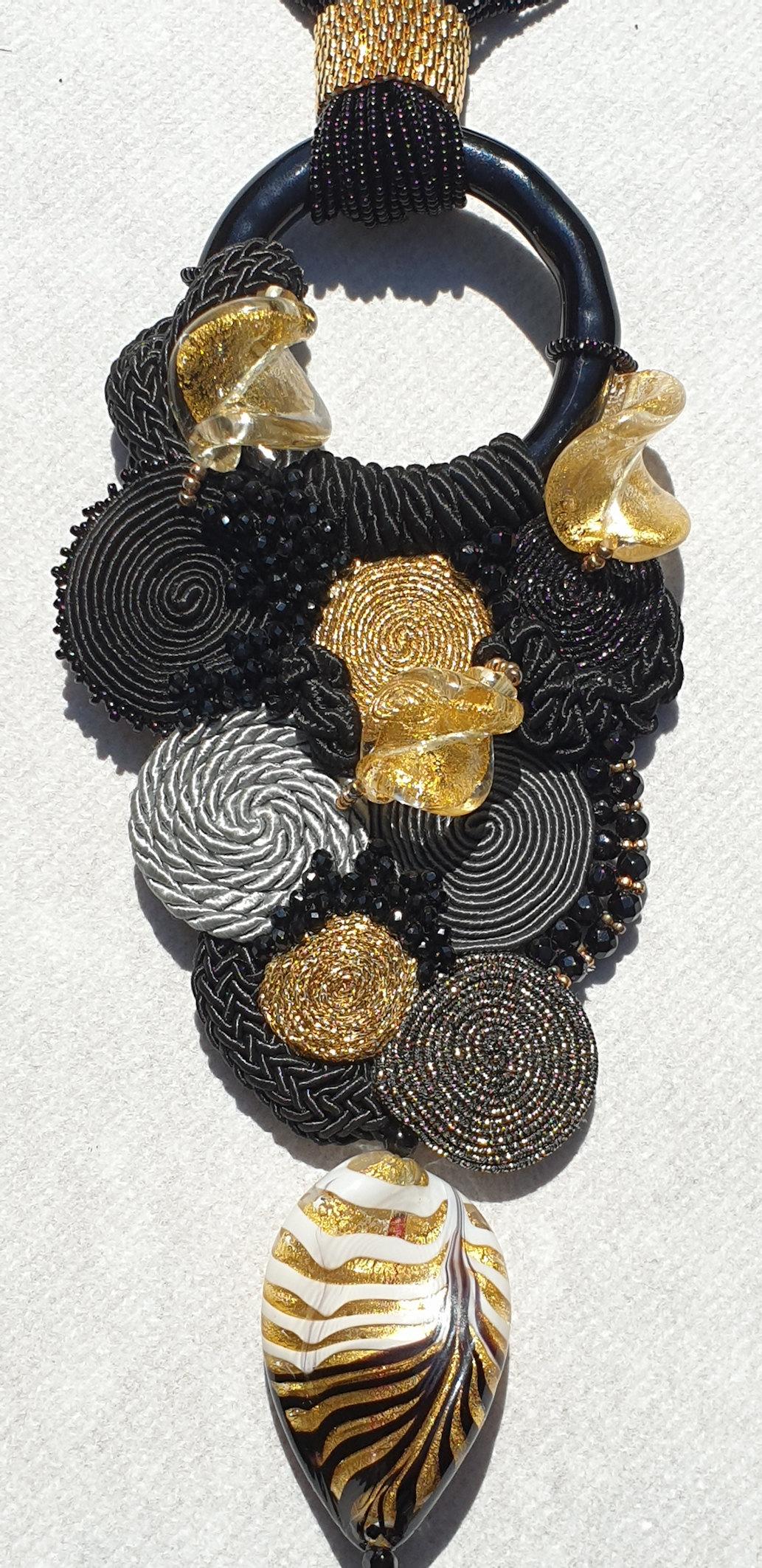 Black and gold Murano glass beaded necklace  In New Condition For Sale In Dallas, TX