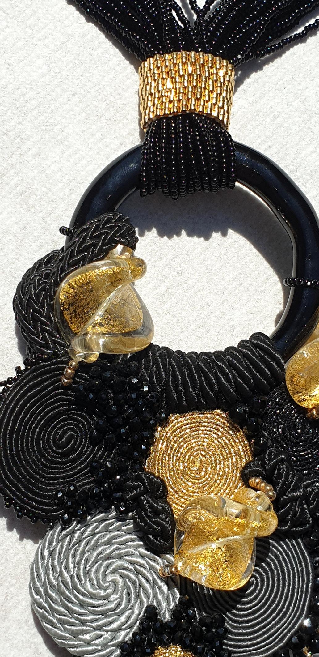 Black and gold Murano glass beaded necklace  For Sale 1
