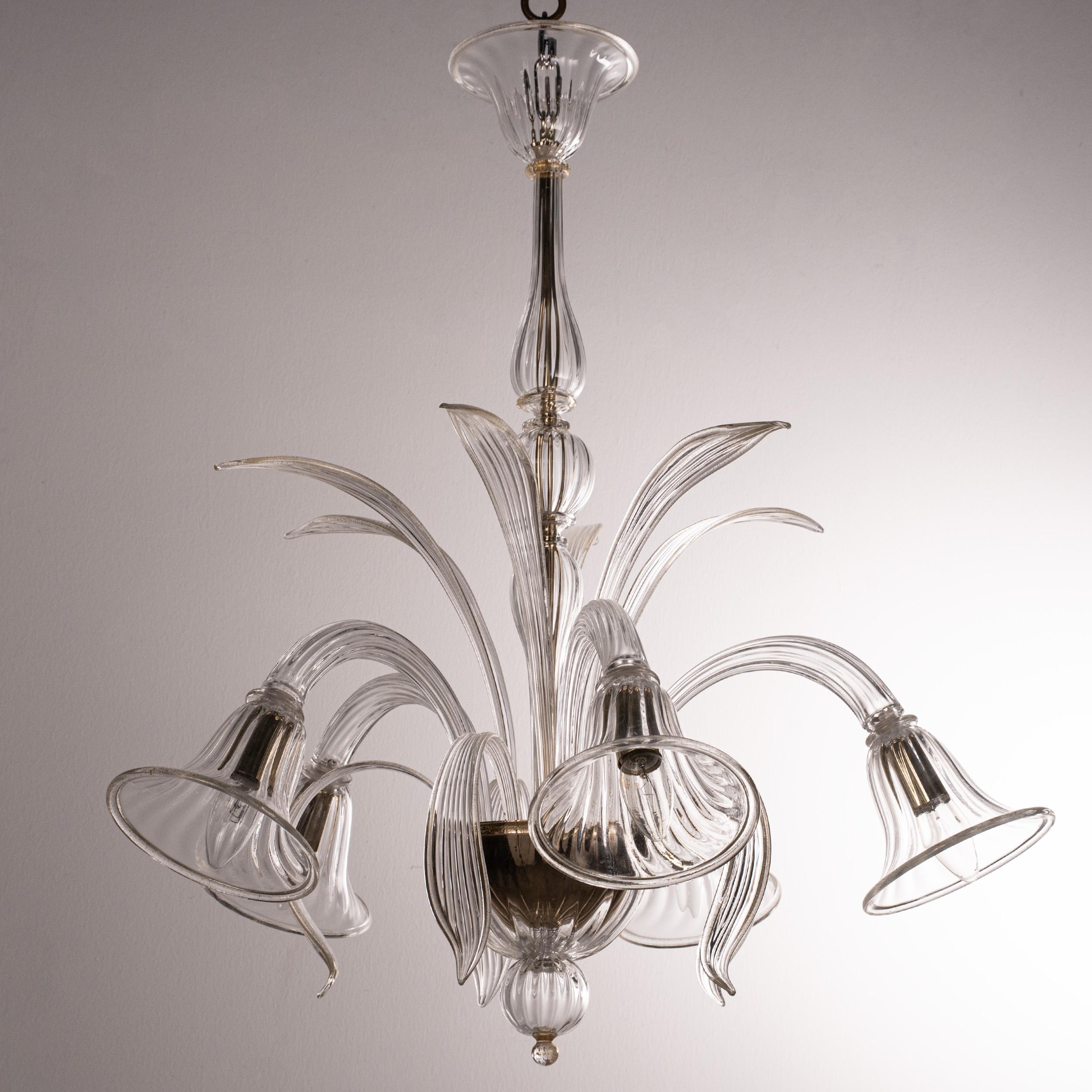 Unico lampadario in vetro di Murano a 5 luci, fatto a mano, Vintage Made in Italy.
I preziosi dettagli di questo delizioso lampadario artigianale sono stati rifiniti in foglia d'oro puro per dare una nota calda al vetro cristallino.

Condizioni: