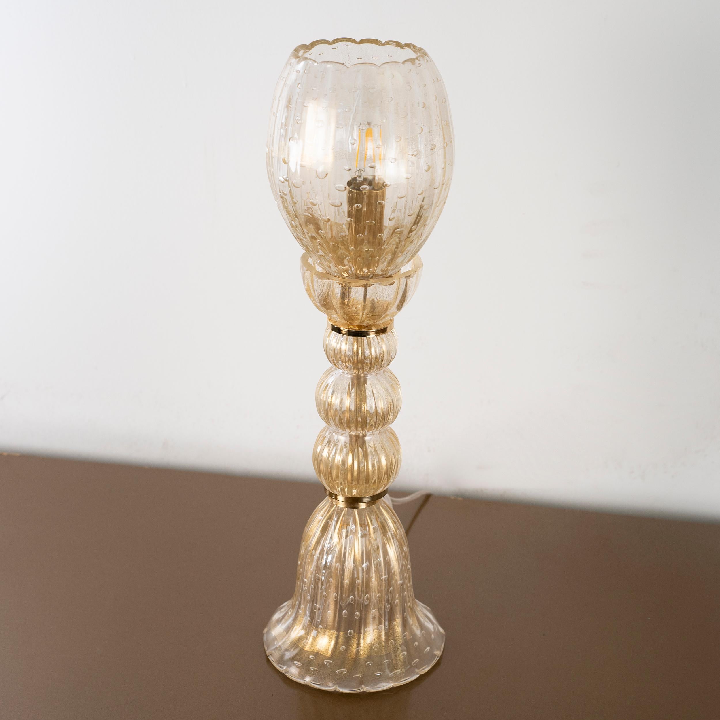 Disponible maintenant - Lampe de table unique en verre massif de Murano en or, Vintage Made in Italy en stock.
Condit : pratiquement en parfait état et jamais utilisé : pas de grosses rayures, pas de défauts, pas de fissures pas de pièces