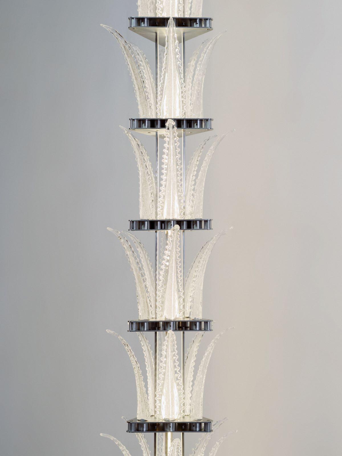 This stunning suspension tower is part of the Talar collection, a series realized in aluminum and Murano glass by Wave Murano Glass and the design duo Scattered Disc Objects (SDOBJS). The overall structure is inspired by the slender architecture of