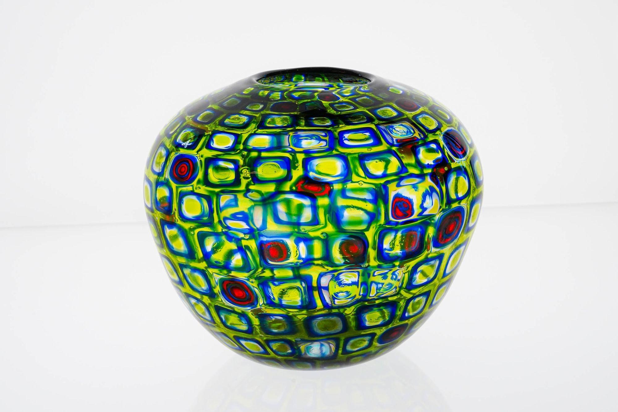 Prächtige Murrine-Vase. Potiche-Form mit schönem Farbspiel.
Die Murrine sind absichtlich von unterschiedlicher Art und Proportion gemacht. Die meisten sind blau mit grünem und gelbem Hintergrund, einige sind klar und blau. Hin und wieder gibt es